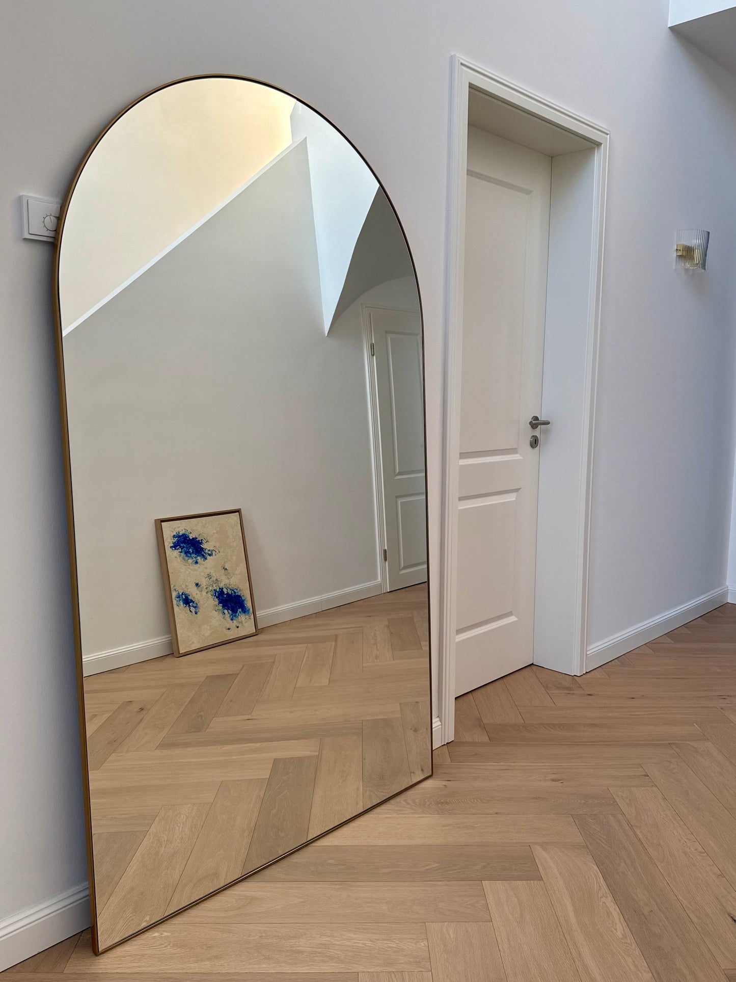 Modernes abstraktes Kunstwerk in Beige und Blau mit starker Textur und glänzendem Finish, aufgestellt in hellem Wohnraum