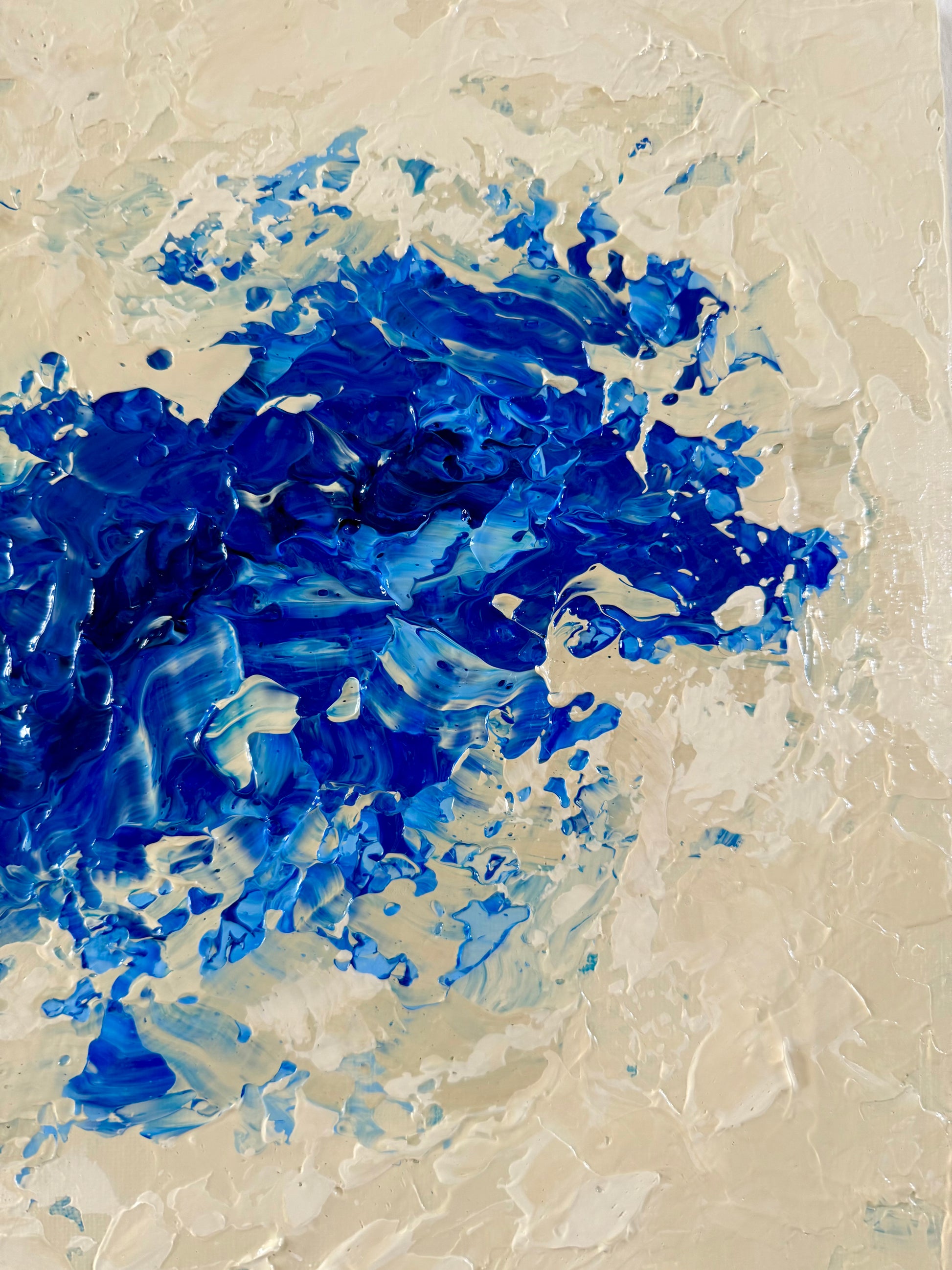 Strukturdetail eines abstrakten Acrylbildes in Blau und Beige, organische Textur erinnert an Wellen und Strömung