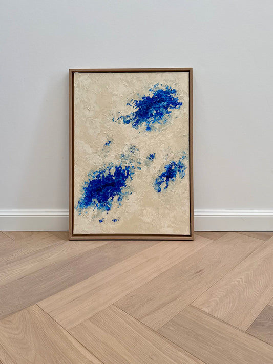 Abstraktes Acrylkunstwerk DEEP MOTION in Beige und Kobaltblau mit strukturierter, glänzender Oberfläche, organischer Textur und dynamischer Bewegung auf Leinwand