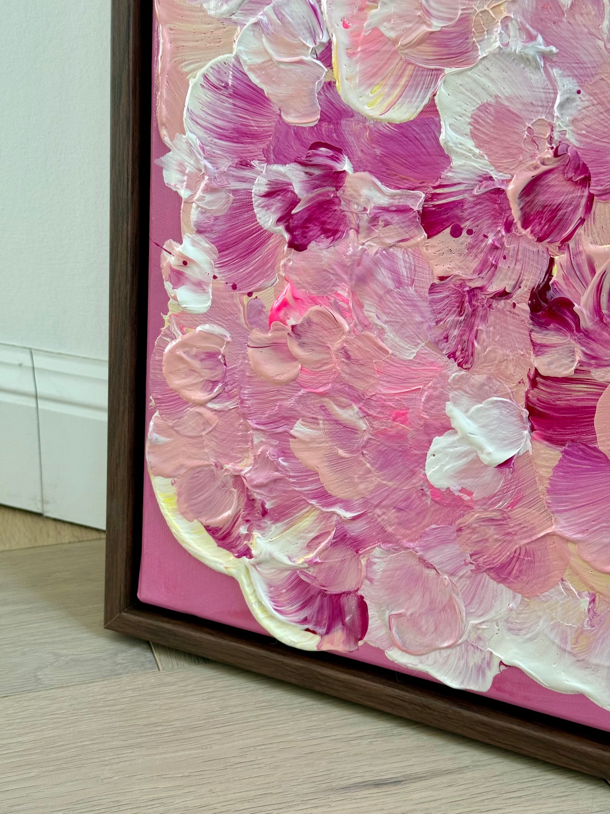 Detailaufnahme von FLORALS #15 von Sophia Toschka, modernes abstrakt-florales Acrylbild in Rosa, Pink, Bordeaux, Creme und irisierendem Weiß mit sichtbarer Textur, mehrschichtigen Pinselbewegungen und dunkelbraunem Schattenfugenrahmen.