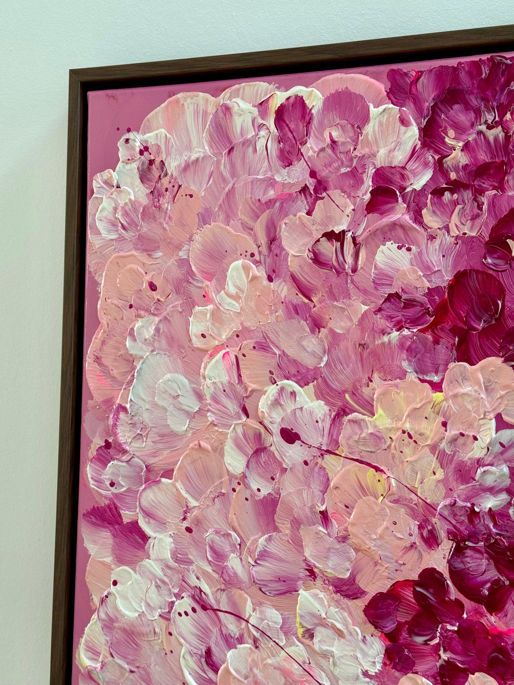 Detailaufnahme von FLORALS #15 von Sophia Toschka, modernes abstrakt-florales Acrylbild in Rosa, Pink, Bordeaux, Creme und irisierendem Weiß mit sichtbarer Textur, organischen Pinselbewegungen und dunkelbraunem Schattenfugenrahmen.