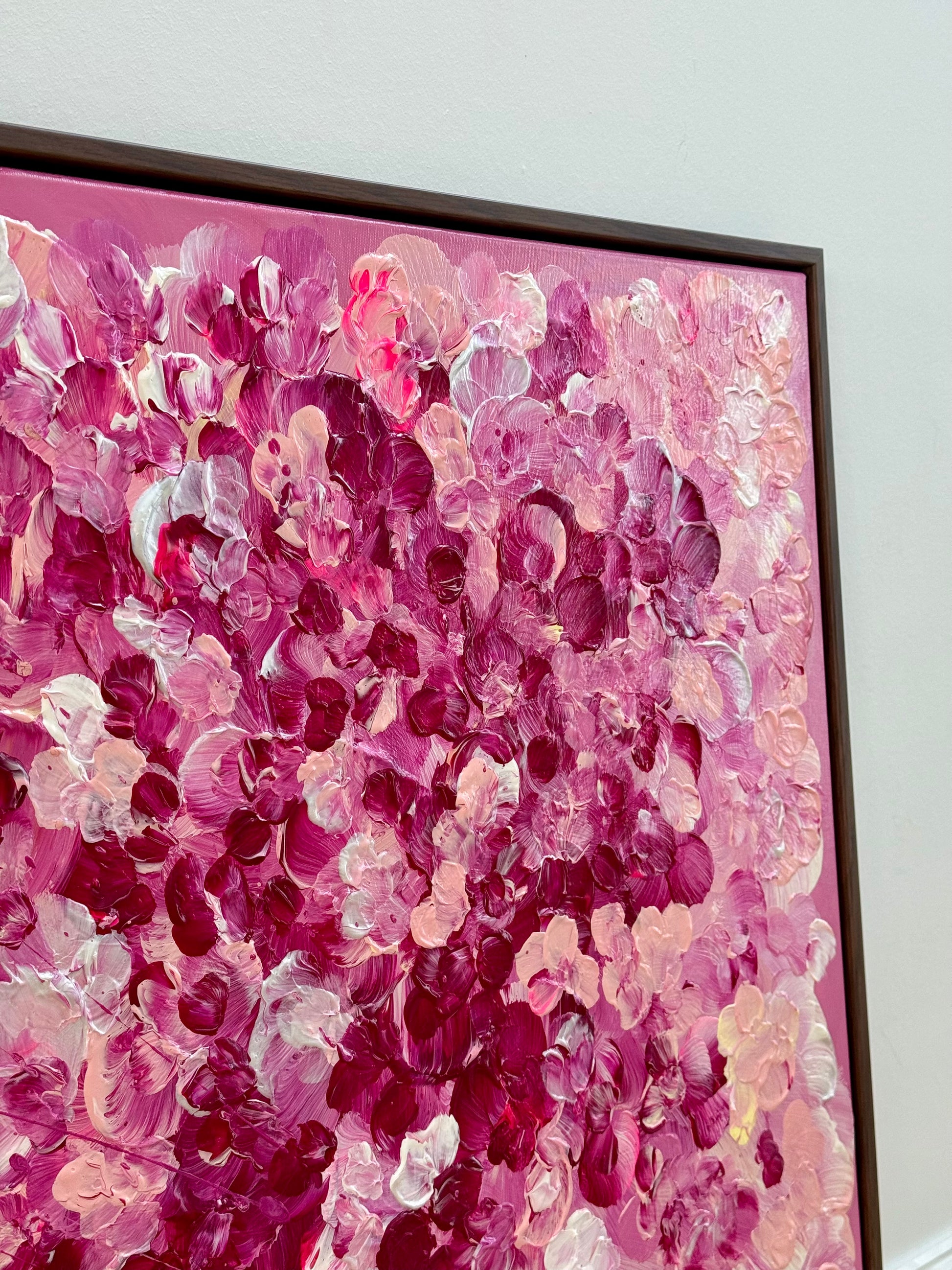 Detailaufnahme von FLORALS #15 von Sophia Toschka, modernes abstrakt-florales Acrylbild in Rosa, Pink, Bordeaux, Creme und irisierendem Weiß mit sichtbarer Textur, organischen Farbverläufen und dunkelbraunem Schattenfugenrahmen.