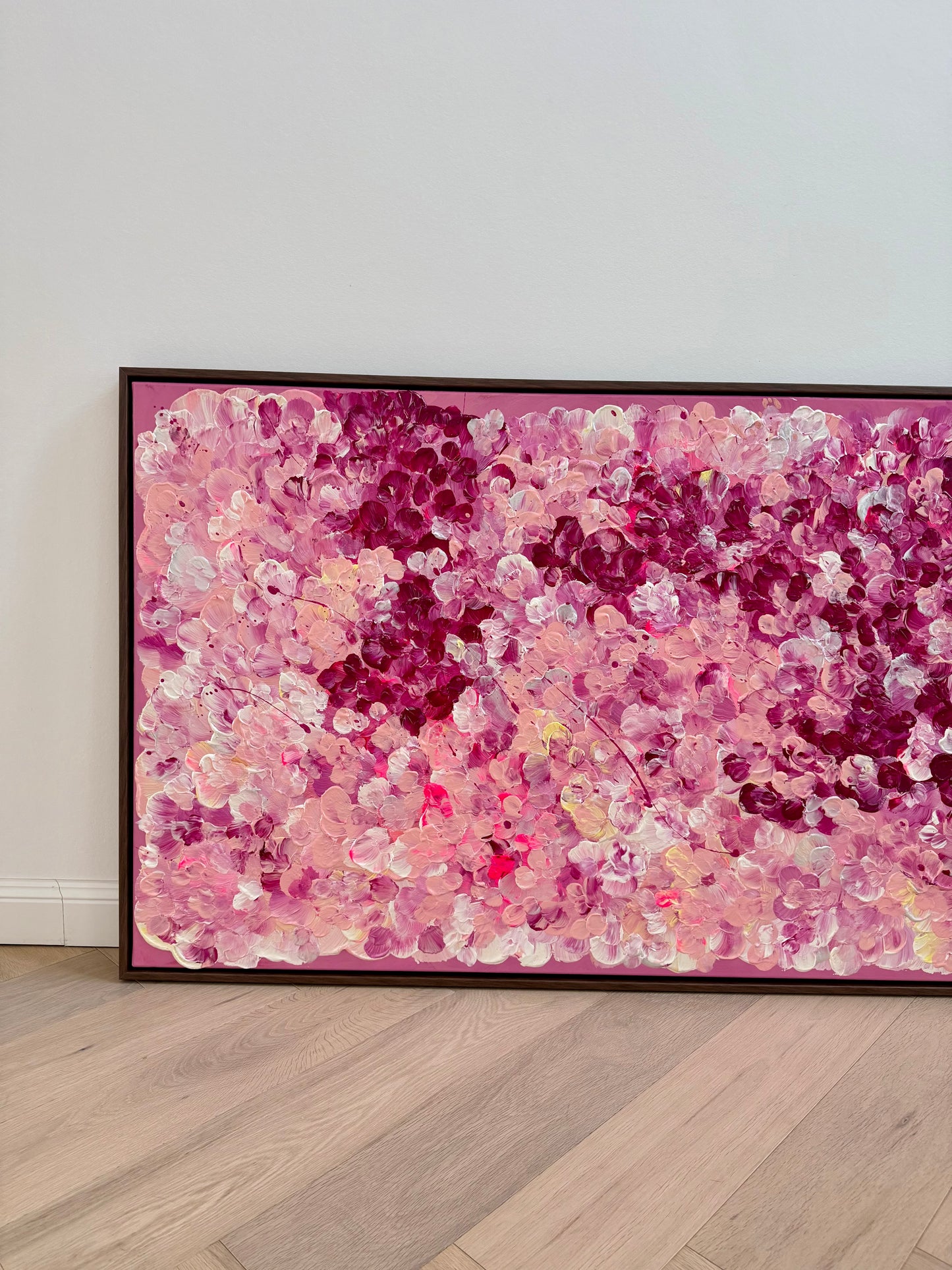 Detailaufnahme von FLORALS #15 von Sophia Toschka, abstrakt-florales Acrylbild in Rosa, Pink, Bordeaux und Creme mit sichtbarer Textur und dunkelbraunem Schattenfugenrahmen, moderne Wandkunst im minimalistischen Interior.