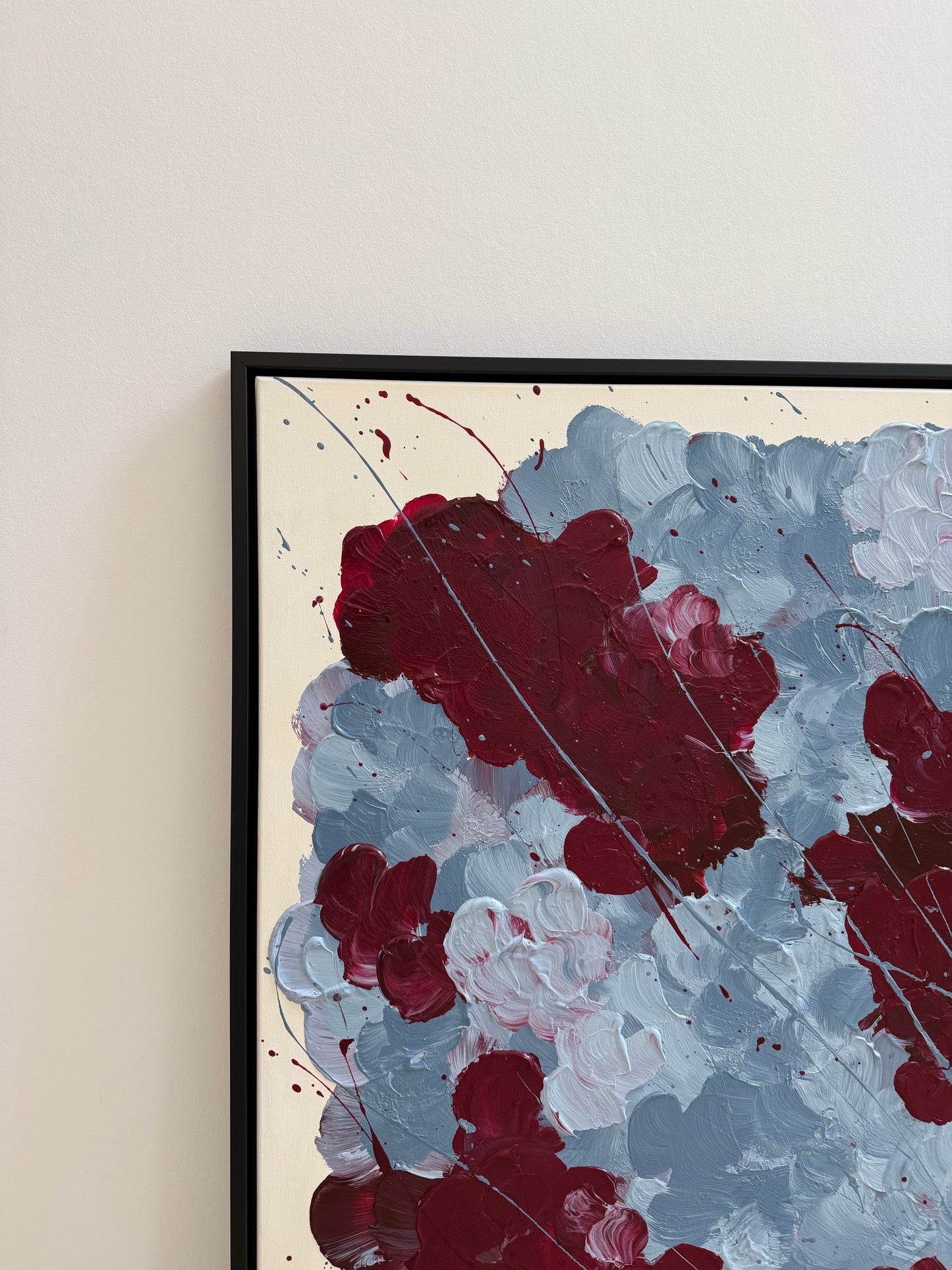 Detailansicht von FLORALS #14 mit tiefen Bordeaux-Tönen, graublauen Farbflächen und sichtbarer Struktur auf Leinwand