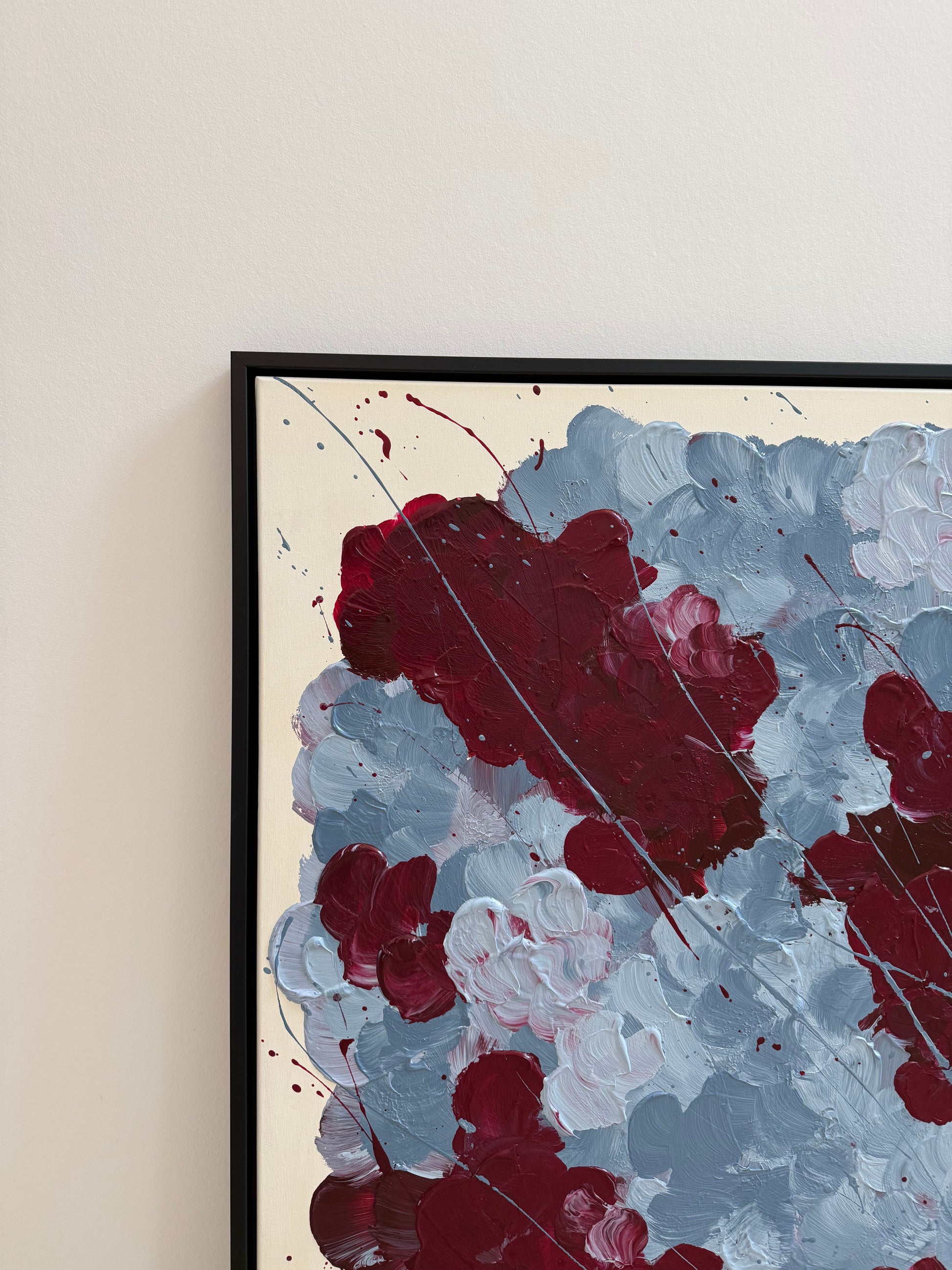 Detailansicht von FLORALS #14 mit tiefen Bordeaux-Tönen, graublauen Farbflächen und sichtbarer Struktur auf Leinwand