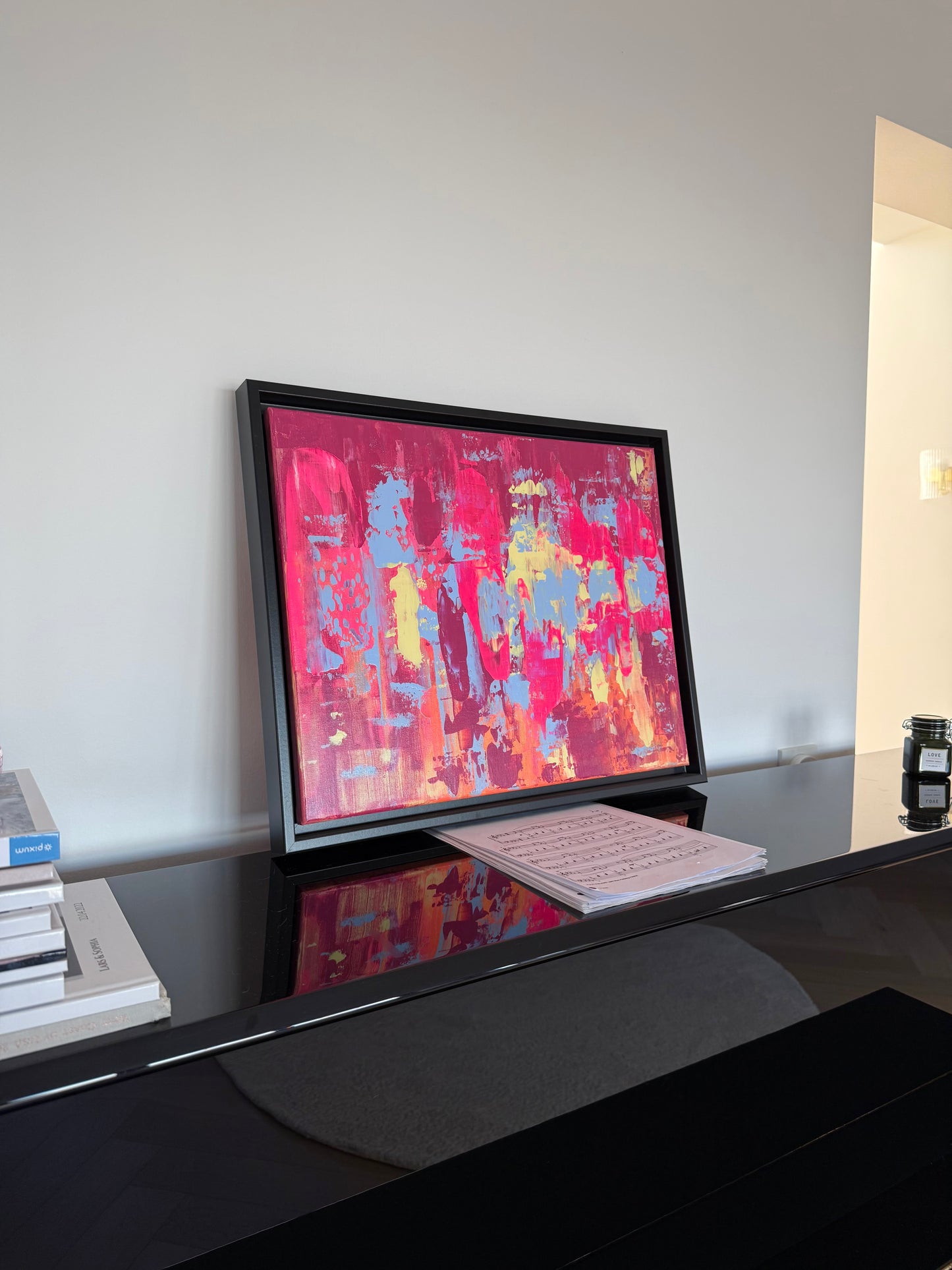 Abstraktes Originalkunstwerk „EVOLVING“ im schwarzen Rahmen, Acryl auf Leinwand, modernes Kunstwerk im minimalistischen Wohnraum auf schwarzem Klavier