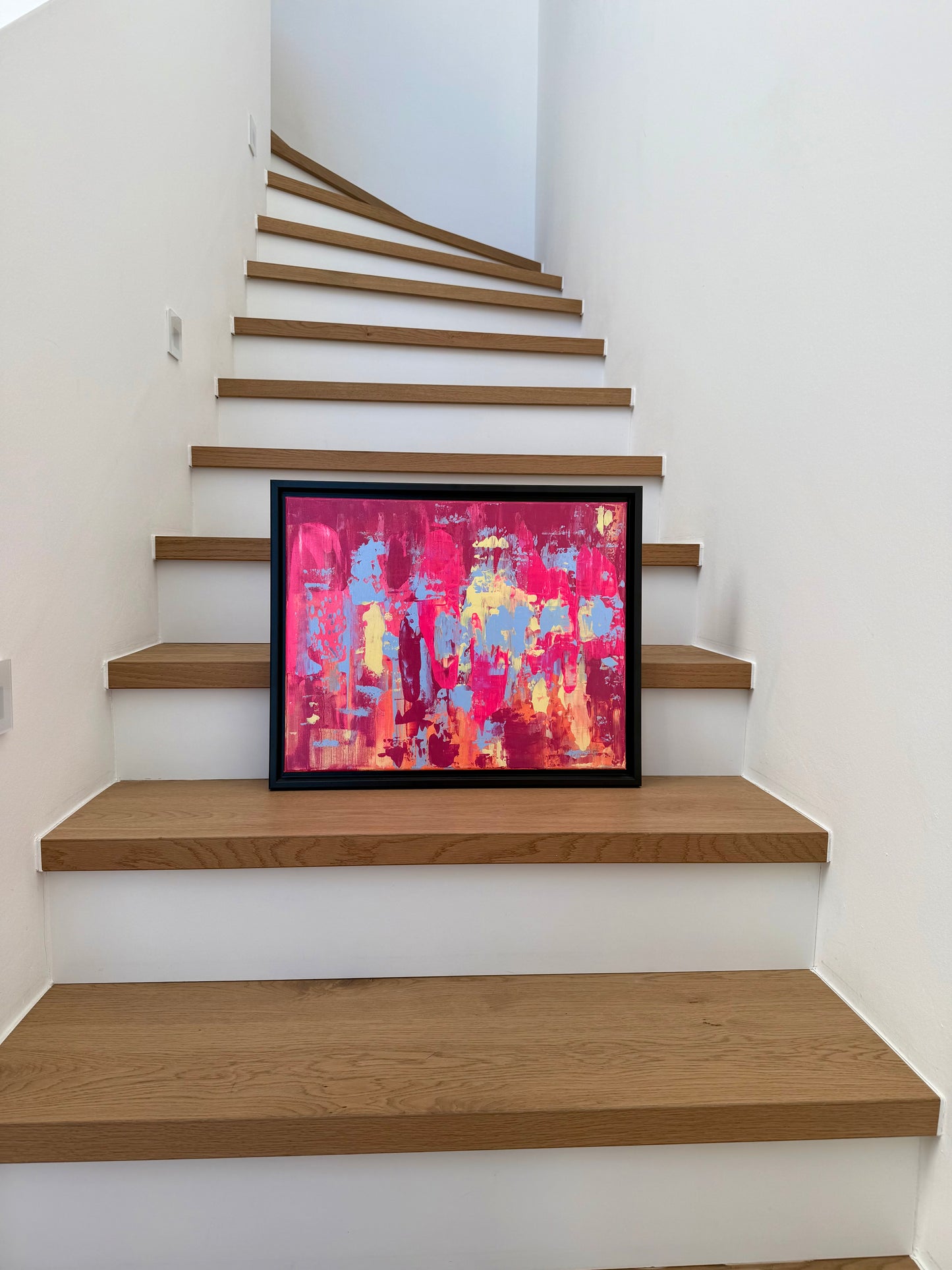 Abstraktes Originalkunstwerk „EVOLVING“, Acryl auf Leinwand, moderne Wandkunst in Pink, Blau und Orange auf Holztreppe