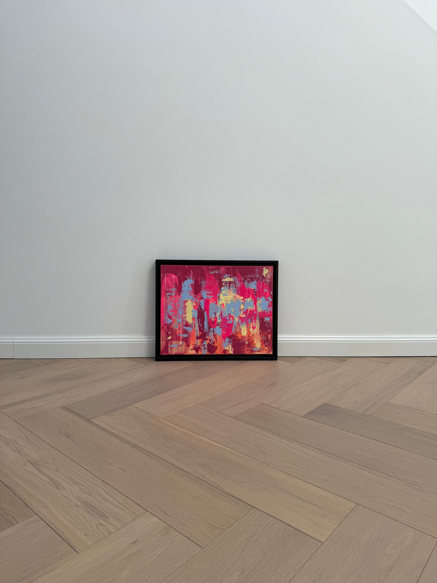 Abstraktes Acrylgemälde „EVOLVING“ mit kräftigen Pink-, Blau- und Orangetönen, modernes Originalkunstwerk im schwarzen Rahmen