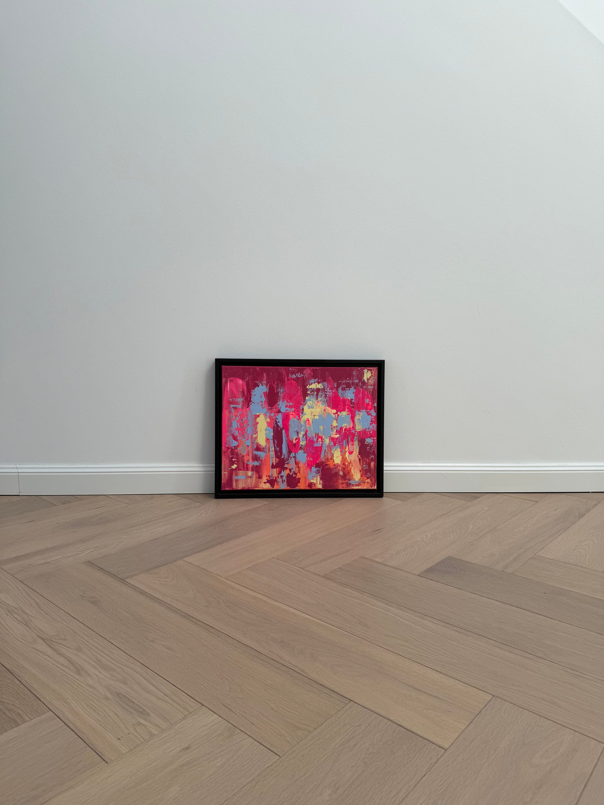 Abstraktes Acrylgemälde „EVOLVING“ mit kräftigen Pink-, Blau- und Orangetönen, modernes Originalkunstwerk im schwarzen Rahmen