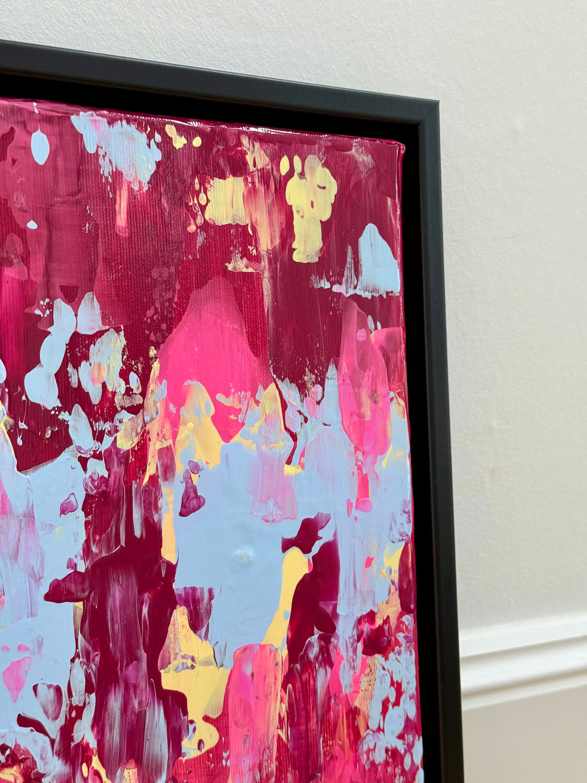Nahaufnahme des abstrakten Acrylgemäldes EVOLVING #2 mit strukturierter Oberfläche, kräftigem Pink, Blau, Orange und hellgelben Akzenten