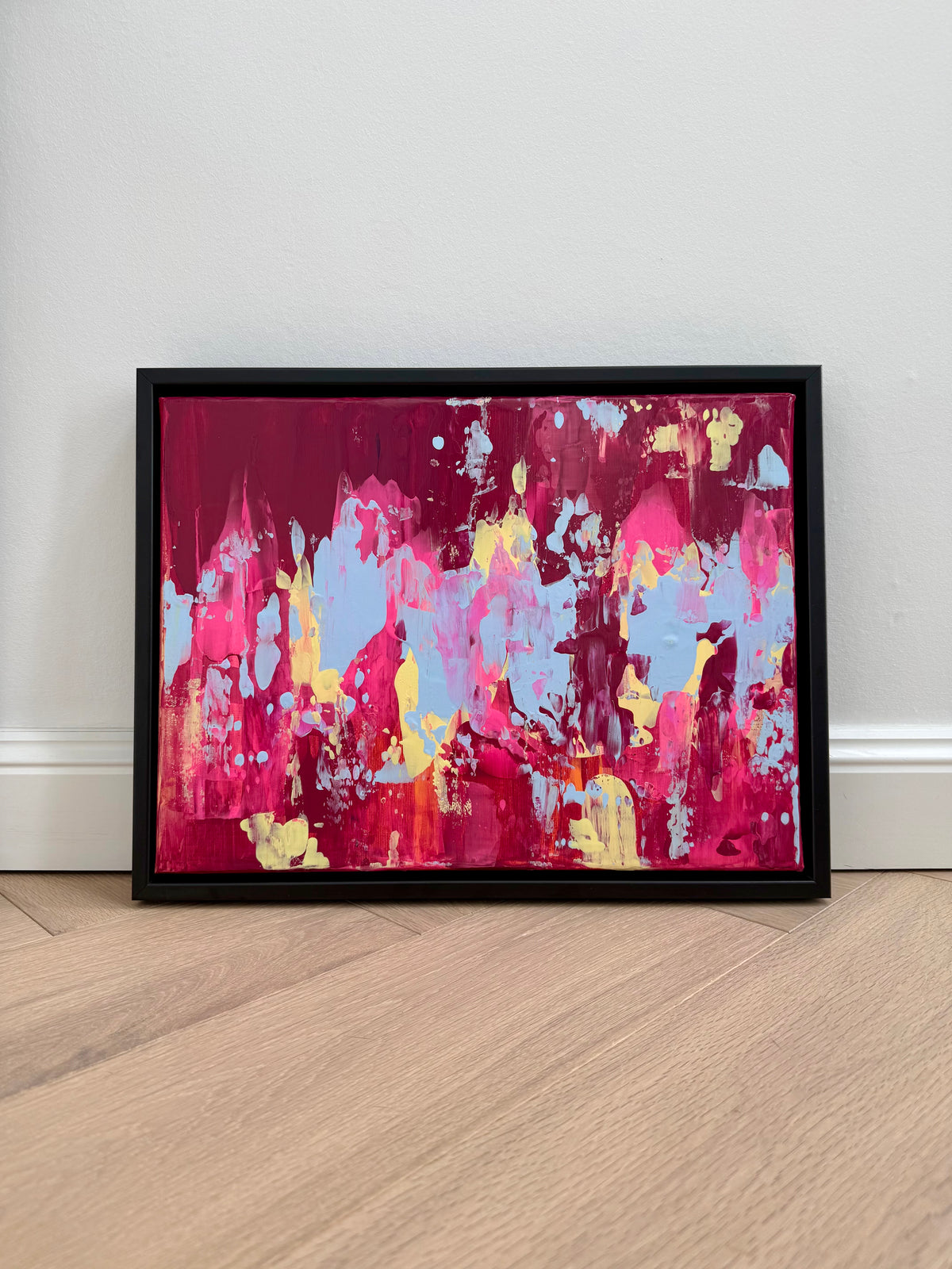 Handgemaltes Acrylbild EVOLVING #2 auf Leinwand mit intensiven Pink- und Magentatönen, blauem Kontrast und schwarzem Schattenfugenrahmen