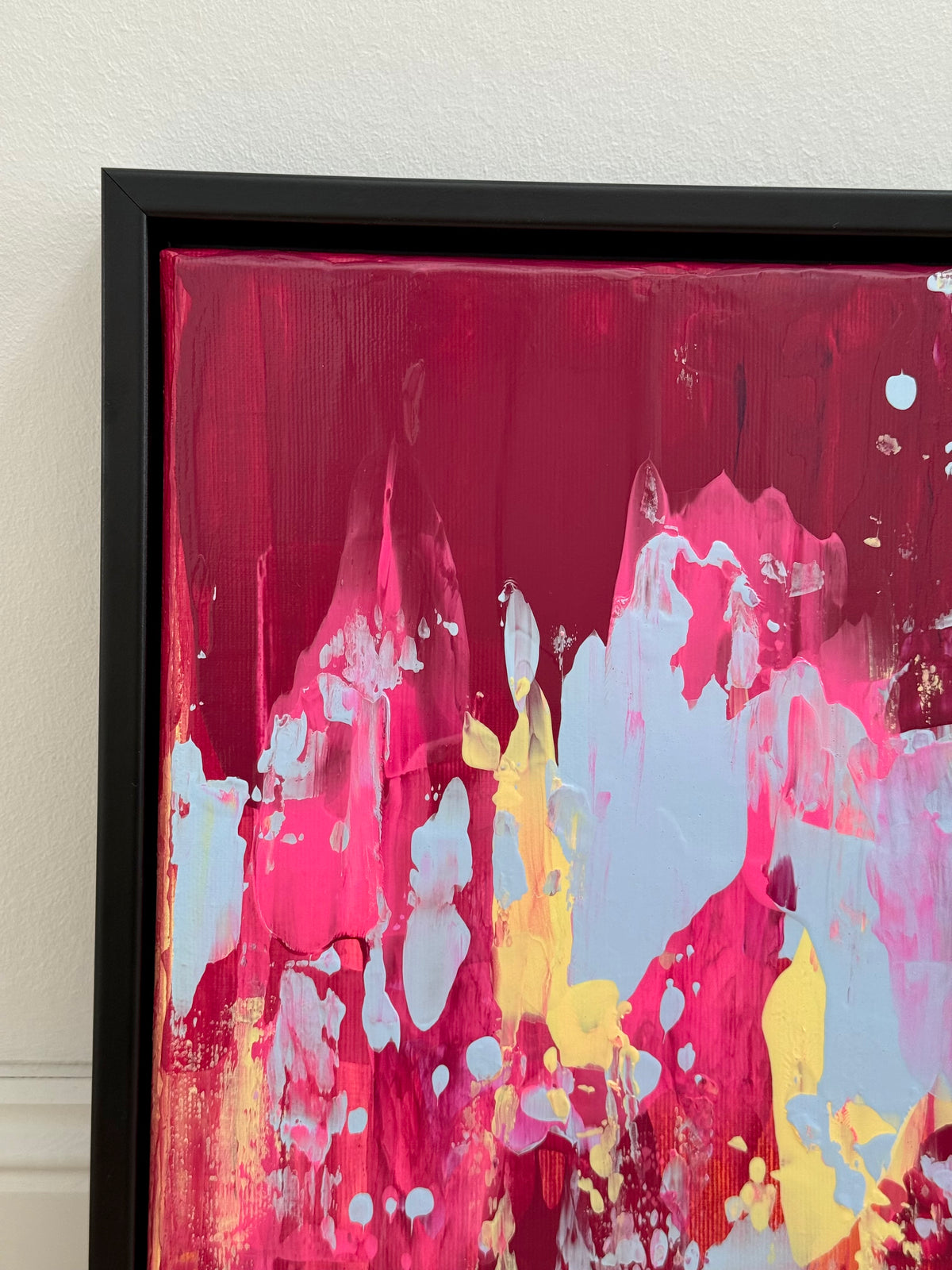 Modernes Acrylbild EVOLVING #2 im schwarzen Rahmen mit dynamischer Komposition in Pink, Magenta, Blau und warmen Farbakzenten