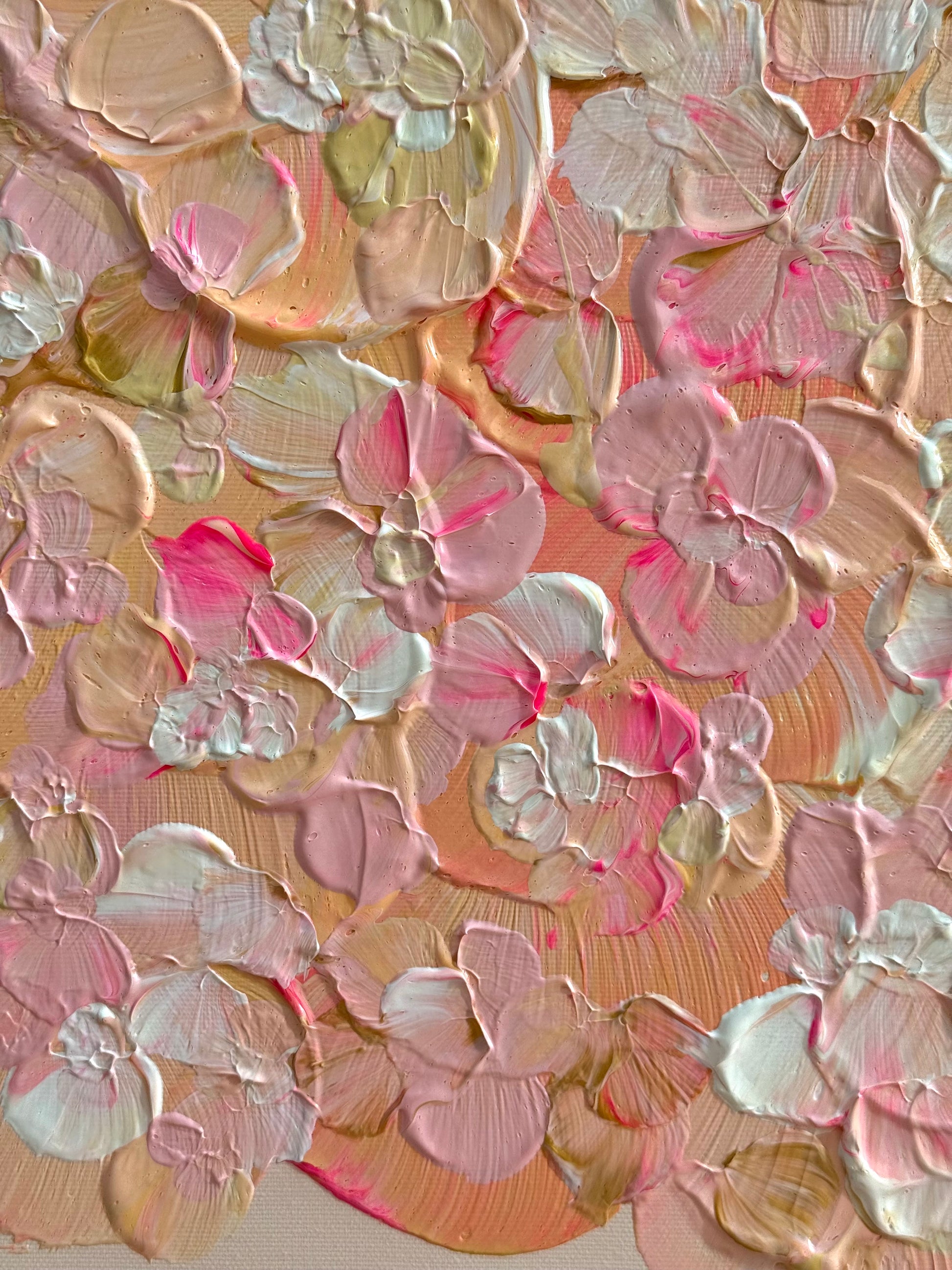 Makroaufnahme von FLORALS #21 mit abstrakten Blütenformen und cremiger Acrylstruktur in Rosa, Apricot, Creme, Gold und Neonpink.