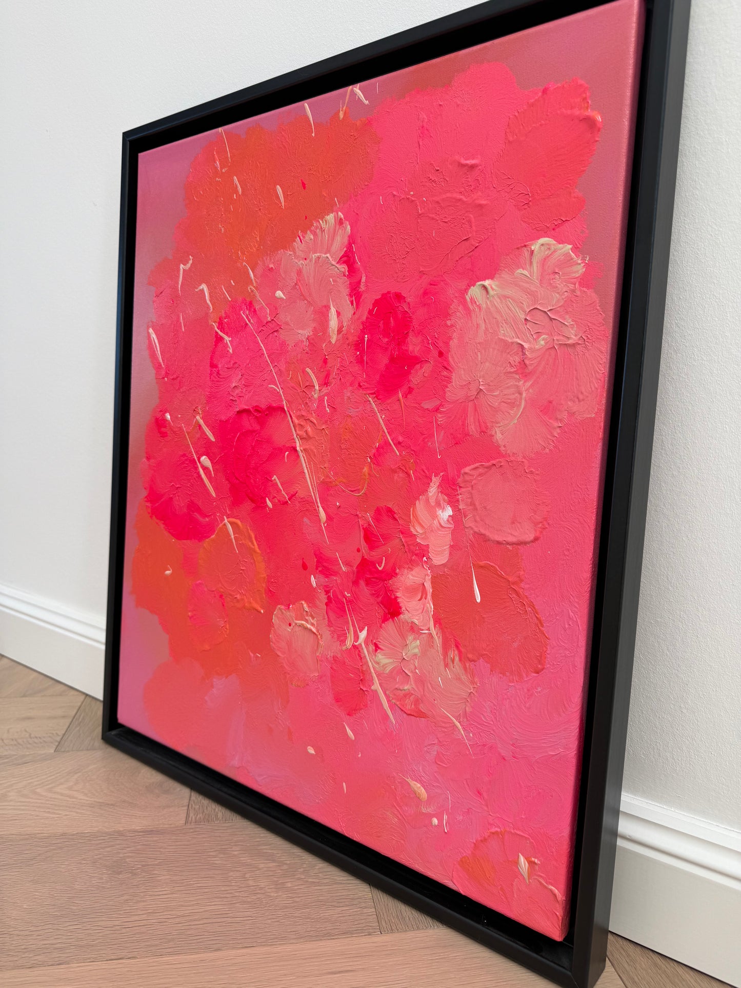 Abstraktes Kunstwerk „FLORALS #2“ in Pink und Orange, seitliche Ansicht im schwarzen Rahmen, handgemaltes Acrylbild mit strukturierter, glänzender Oberfläche
