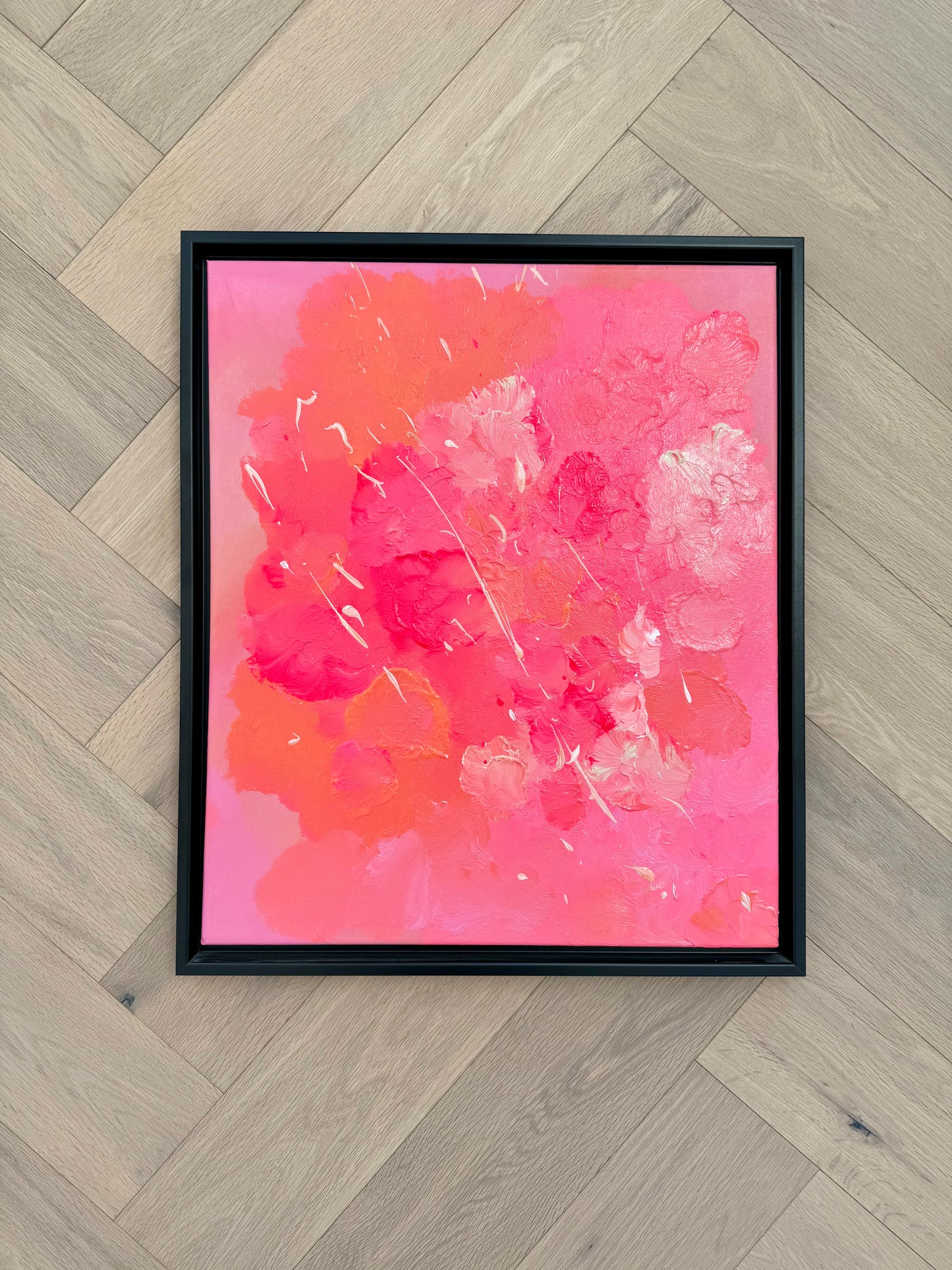 Pinke abstrakte Kunst auf Leinwand mit strukturierter Oberfläche und Glanz, modernes Acrylbild auf Holzfußboden