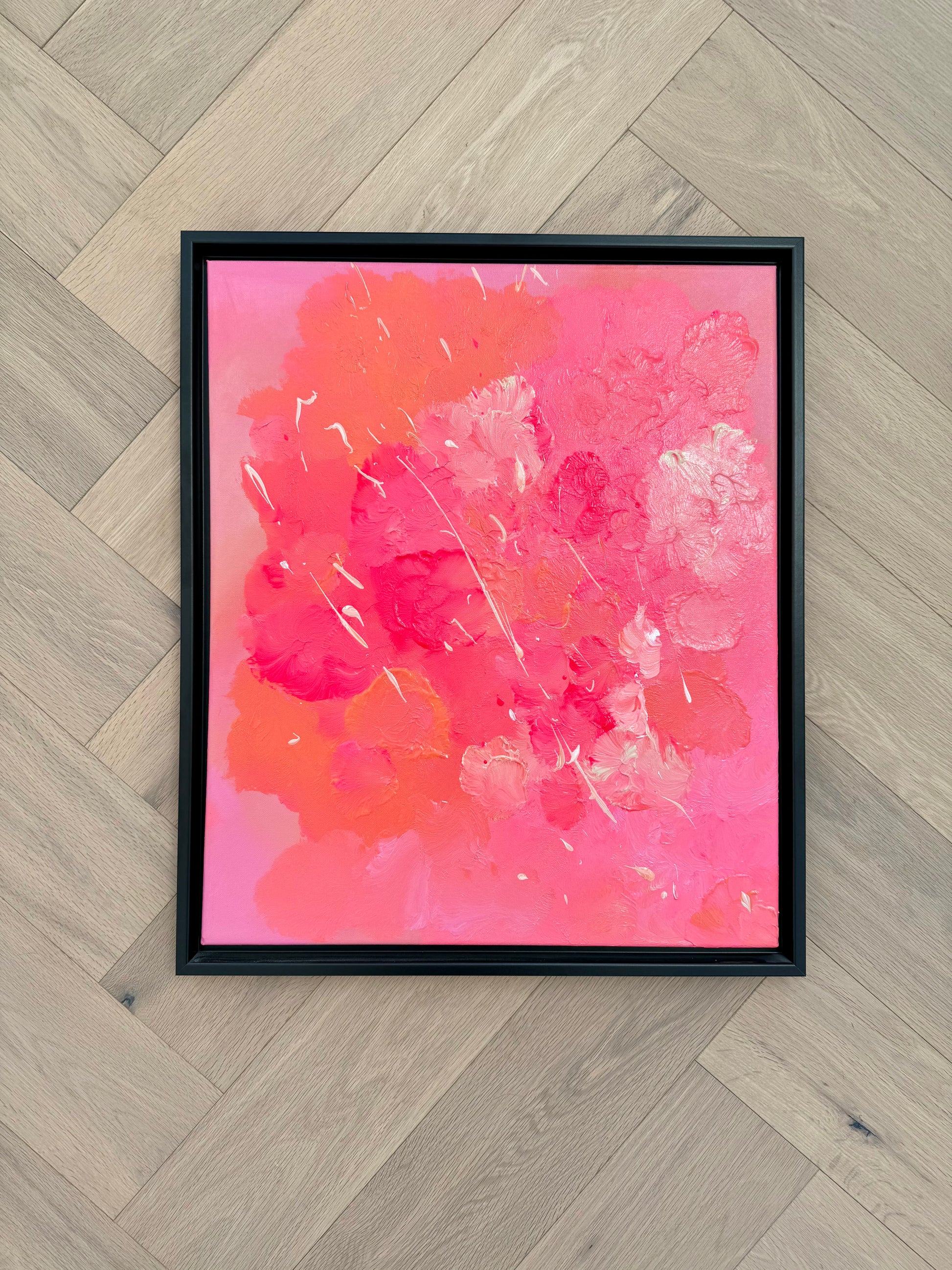 Pinke abstrakte Kunst auf Leinwand mit strukturierter Oberfläche und Glanz, modernes Acrylbild auf Holzfußboden
