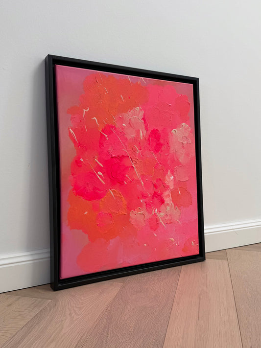 Pinke abstrakte Kunst auf Leinwand mit sichtbarer Textur und Glanz, seitliche Detailansicht eines handgemalten Acrylbildes im schwarzen Rahmen