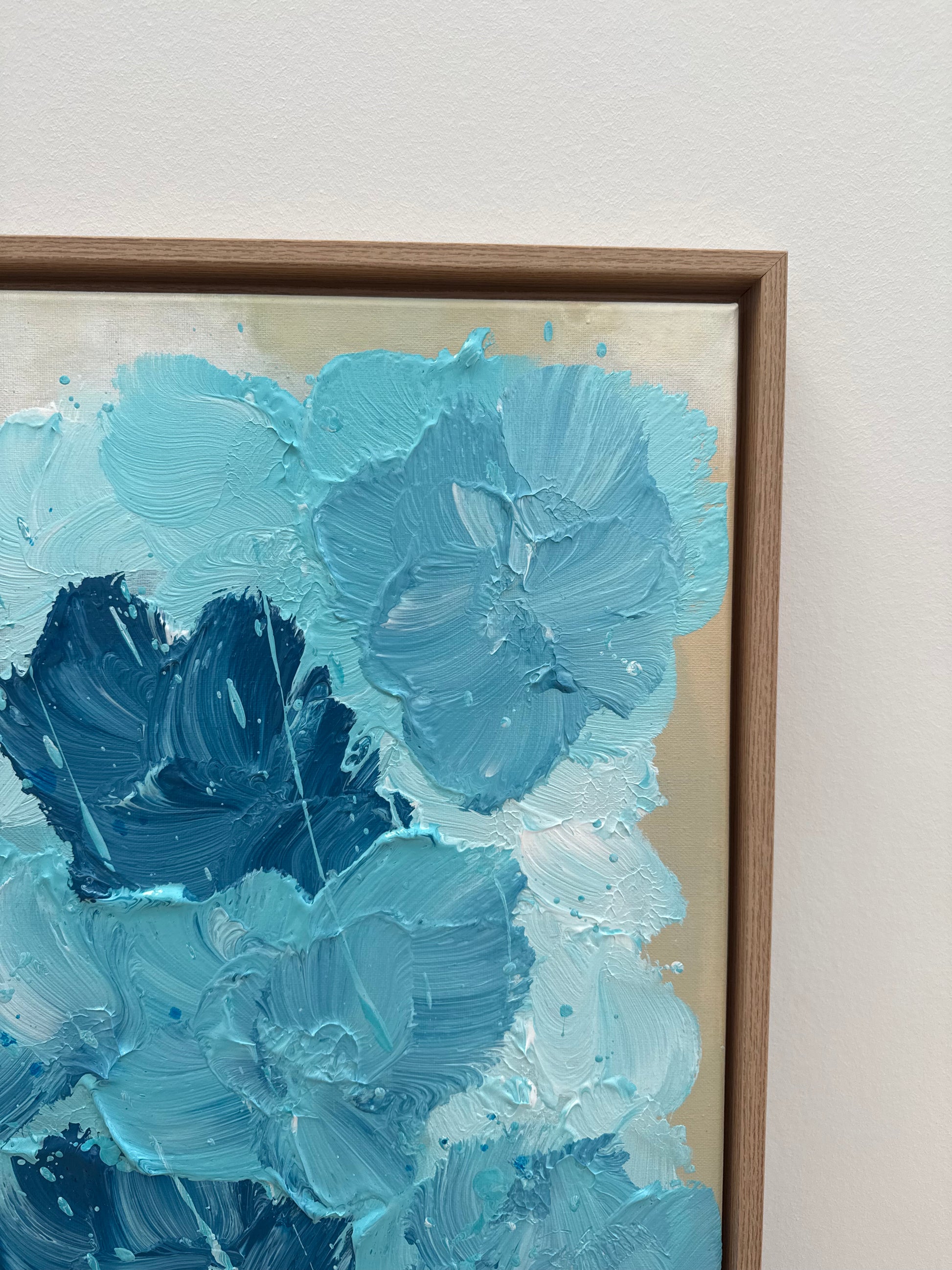 Detailaufnahme eines floralen abstrakten Acrylbildes in Hellblau, Türkis und Dunkelblau mit stark strukturierter, glänzender Oberfläche und Holzrahmen