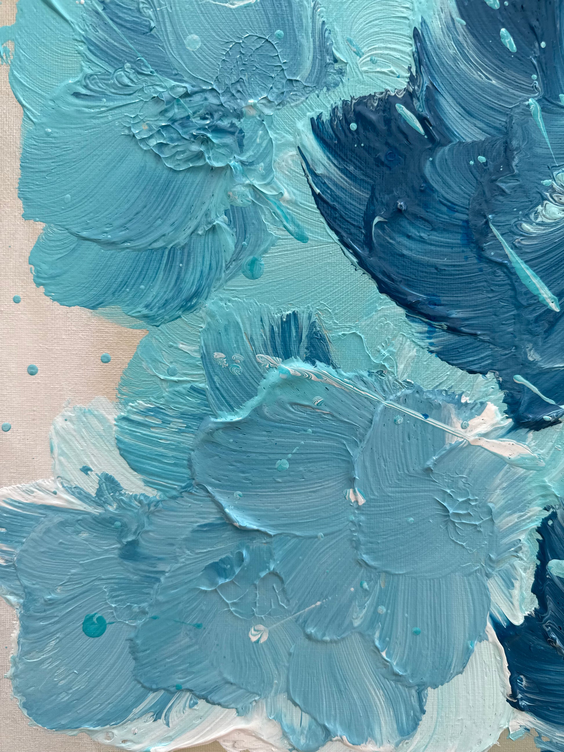 Florales abstraktes Acrylbild in verschiedenen Blautönen mit strukturierter Oberfläche, Detailansicht im Holzrahmen