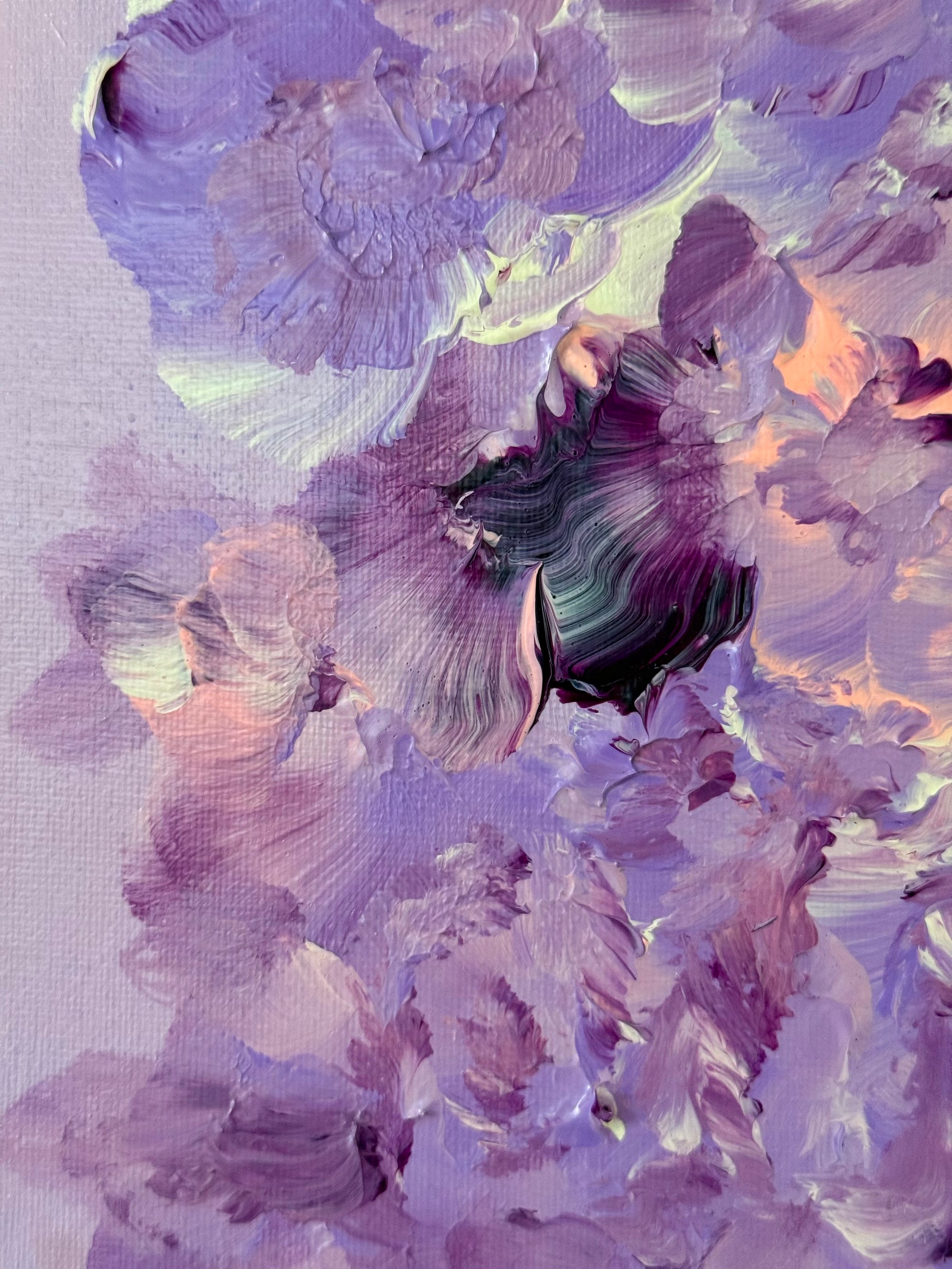 Abstrakte florale Textur in Lilatönen, dynamische Pinselbewegungen und mehrschichtige Acrylfarbe auf Leinwand