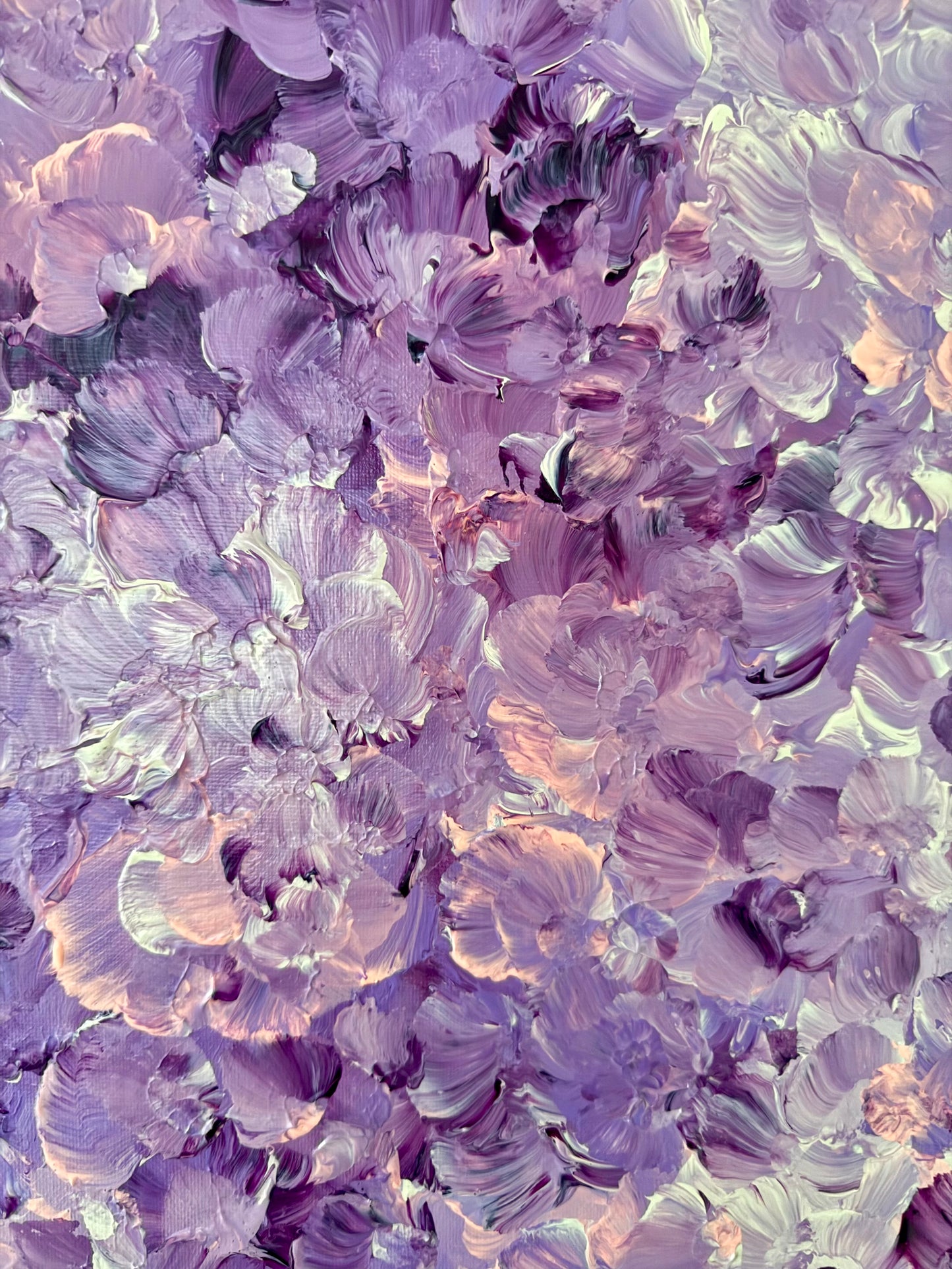 Detail eines floralen Acrylbildes in sanften Lila- und Fliedertönen, organische Struktur mit ruhiger, harmonischer Wirkung