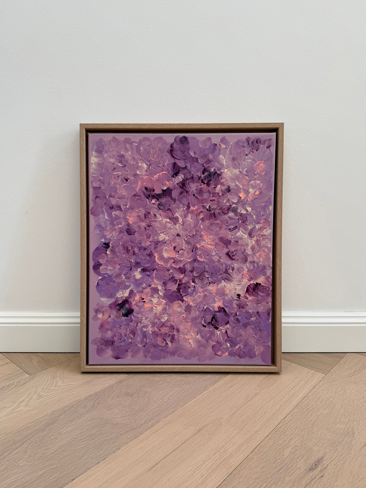 Abstraktes florales Acrylbild in Lila- und Rosétönen mit strukturierter Oberfläche, modernes handgemaltes Kunstwerk auf Leinwand, gerahmt