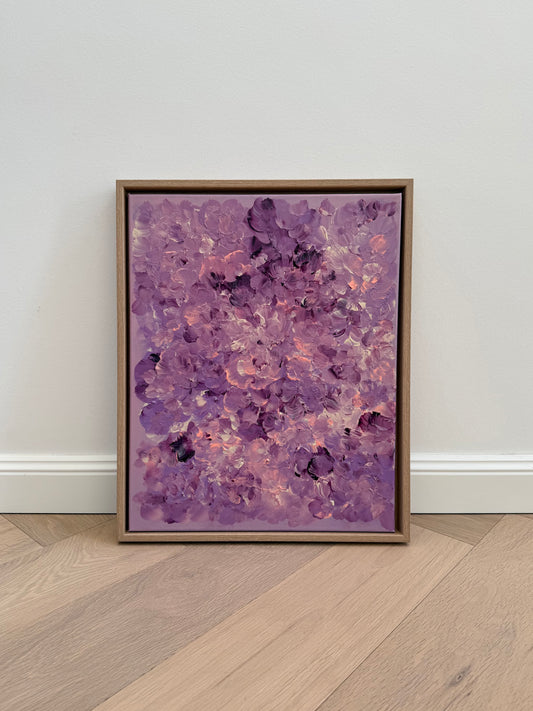 Abstraktes florales Acrylbild in Lila- und Rosétönen mit strukturierter Oberfläche, modernes handgemaltes Kunstwerk auf Leinwand, gerahmt