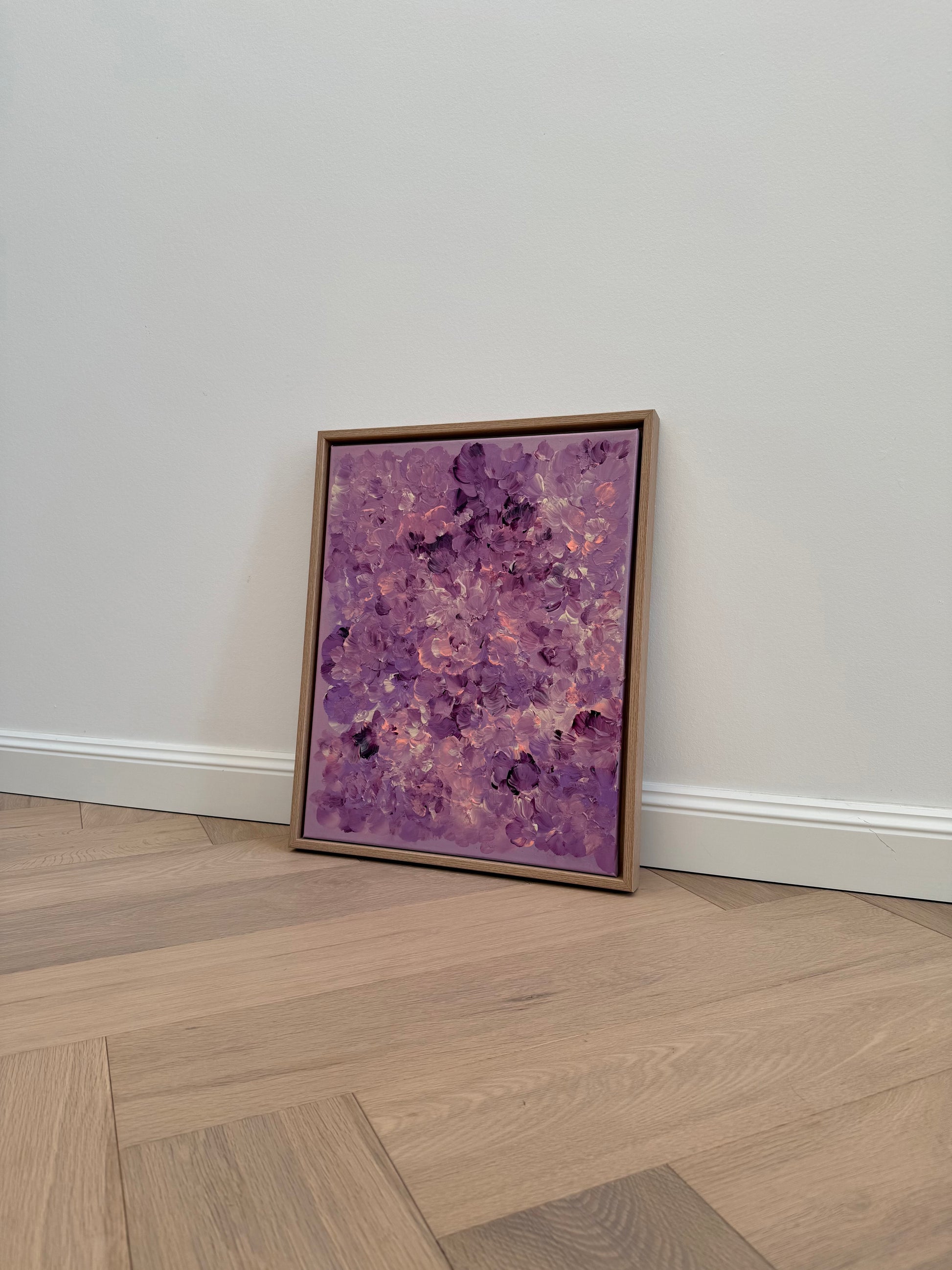 Abstraktes florales Kunstwerk in sanften Lilatönen mit lebendiger Struktur, handgemalt auf Leinwand mit ruhiger Ausstrahlung