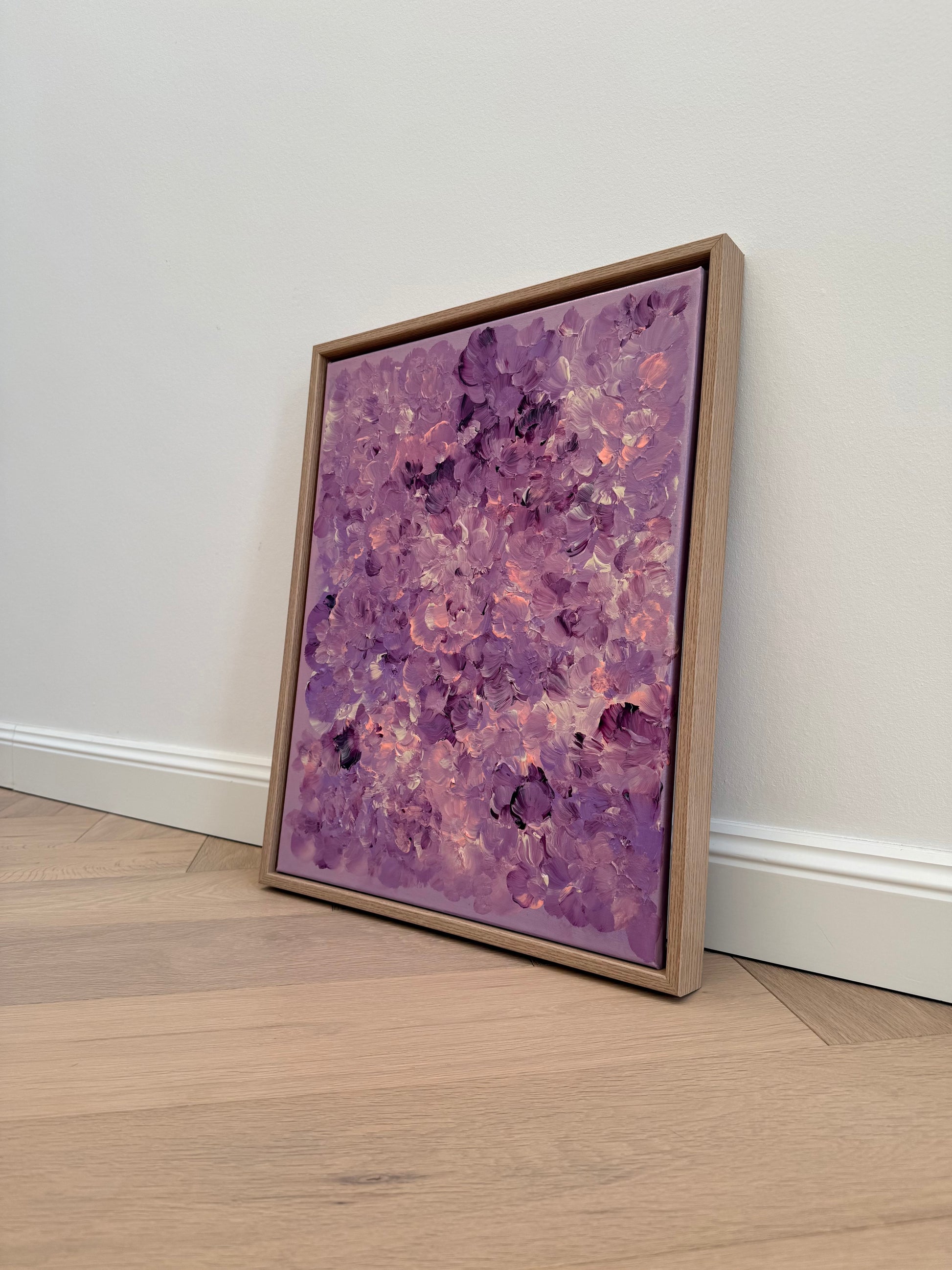 Abstrakte florale Texturkunst in Lila, Flieder und Rosé, handgemaltes Acrylbild auf Leinwand mit strukturierter Oberfläche