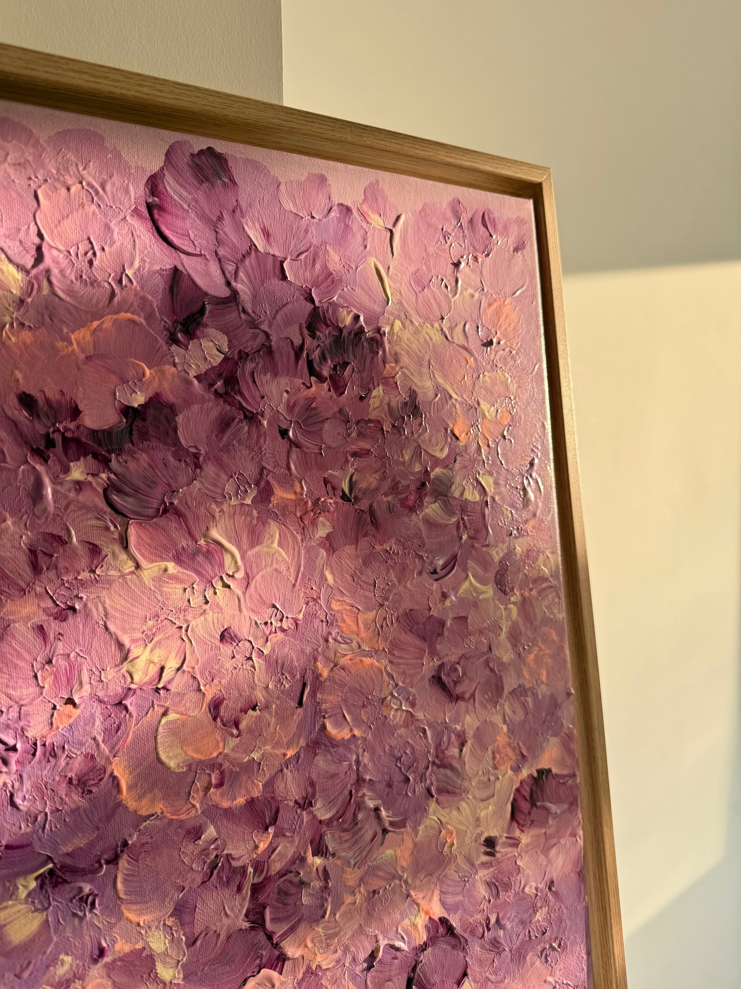 Detailansicht eines lila floralen Acrylbildes mit strukturierter Oberfläche, Licht reflektiert auf der Textur und verstärkt Tiefe und Glanz