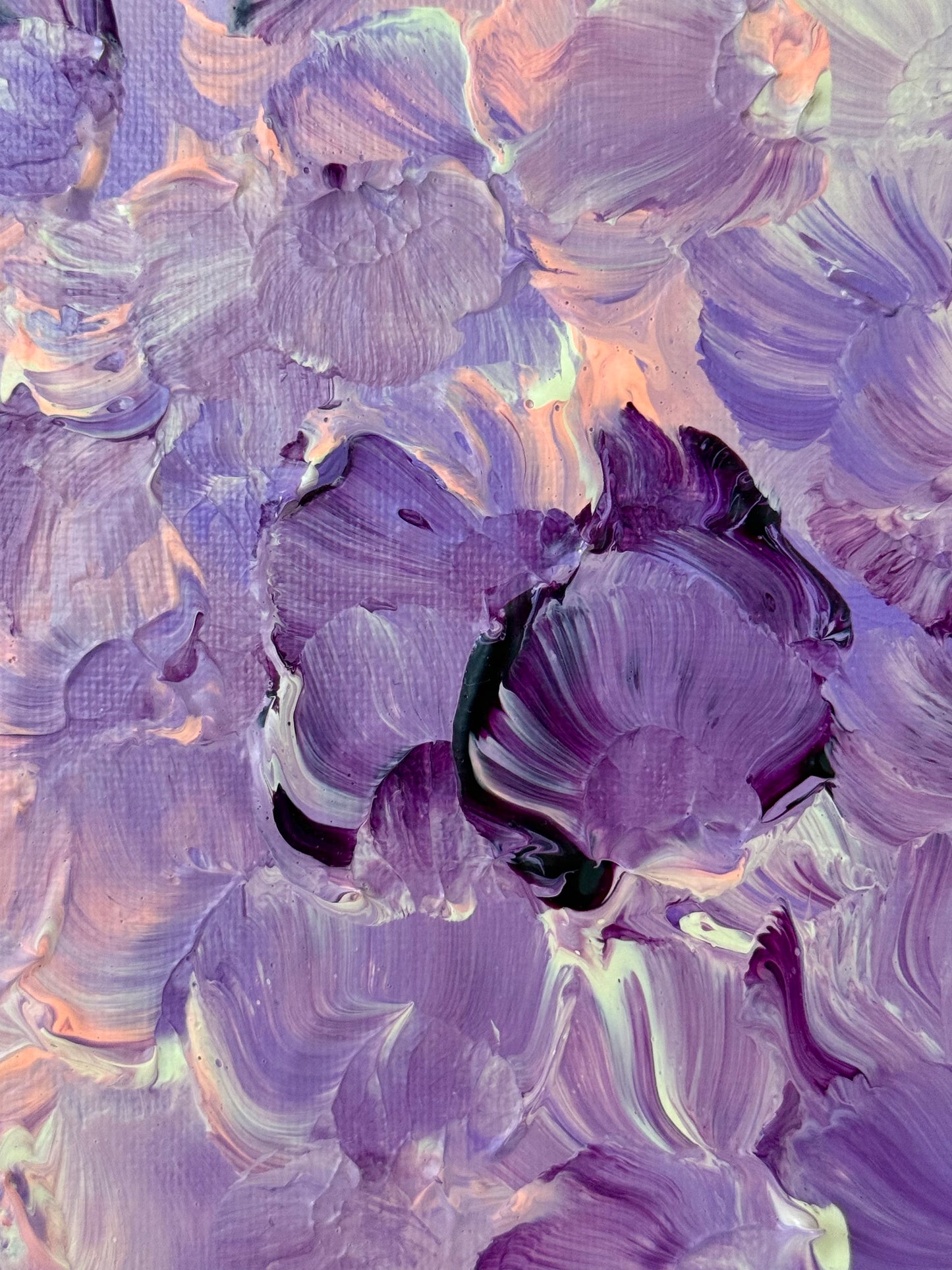 Abstrakte florale Textur in Lilatönen, dynamische Pinselbewegungen und mehrschichtige Acrylfarbe auf Leinwand