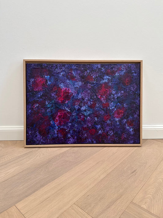 Abstraktes Acrylkunstwerk FLORALS #8 mit floraler Struktur in dunklem Violett, Blau und Grün mit Magenta- und Pink-Akzenten, gerahmt, 70x50 cm