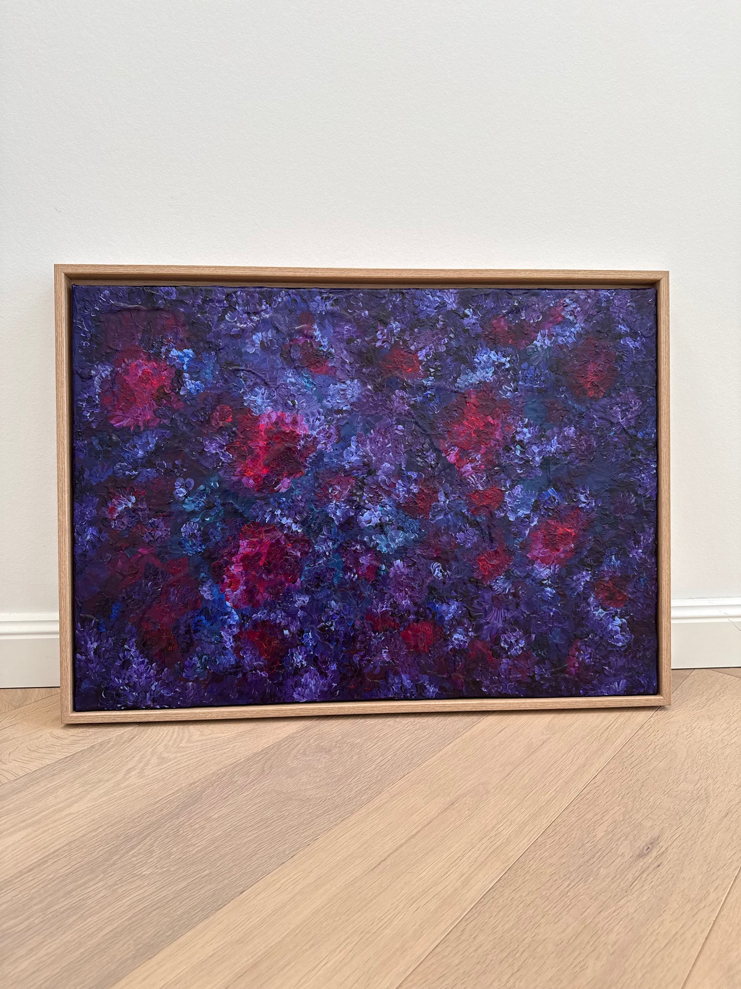Abstraktes florales Wandbild mit Tiefe und Textur in Violett, Blau und Magenta, modernes Kunstwerk für Wohnzimmer oder Schlafzimmer