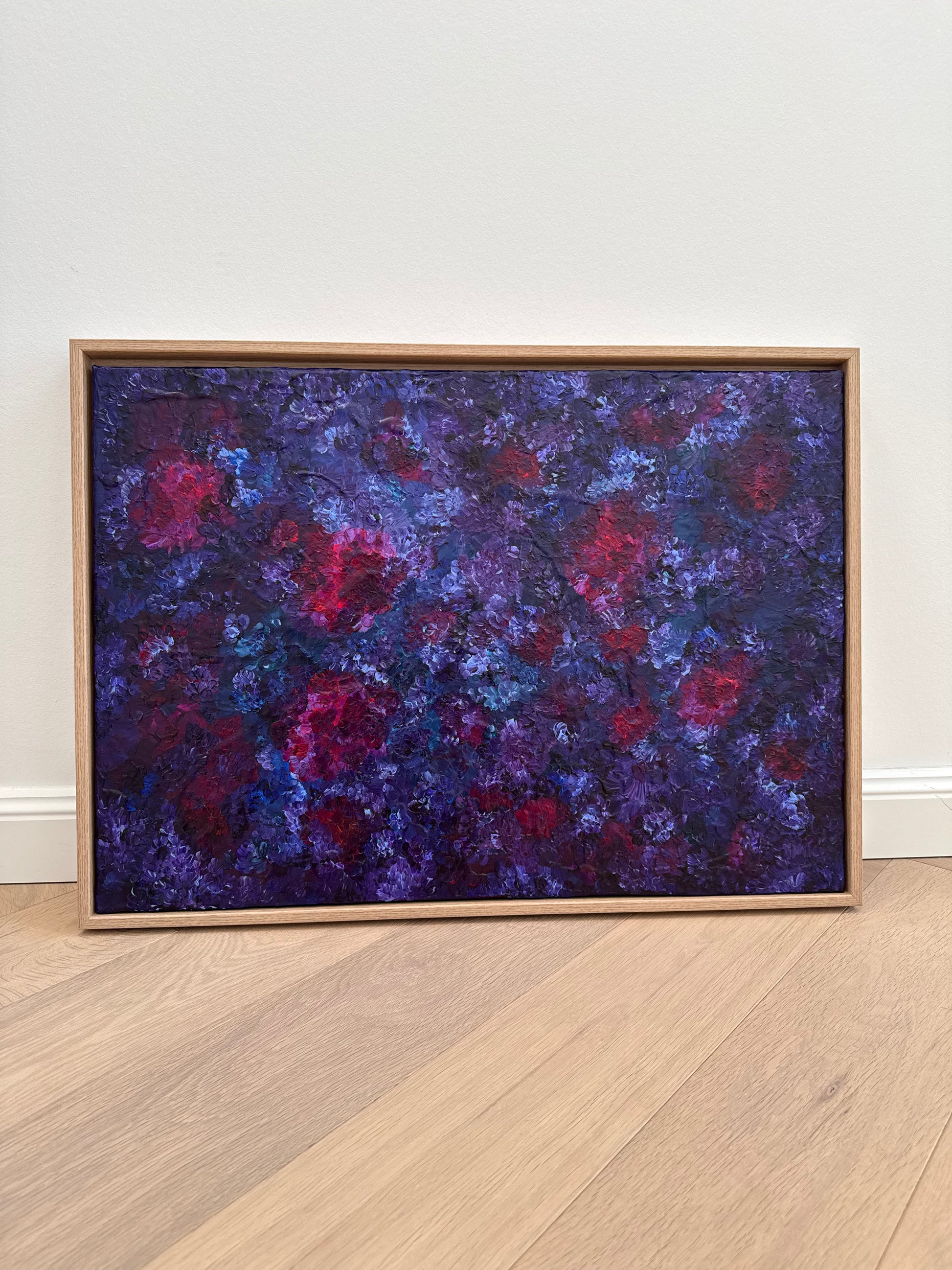 Abstraktes florales Wandbild mit Tiefe und Textur in Violett, Blau und Magenta, modernes Kunstwerk für Wohnzimmer oder Schlafzimmer