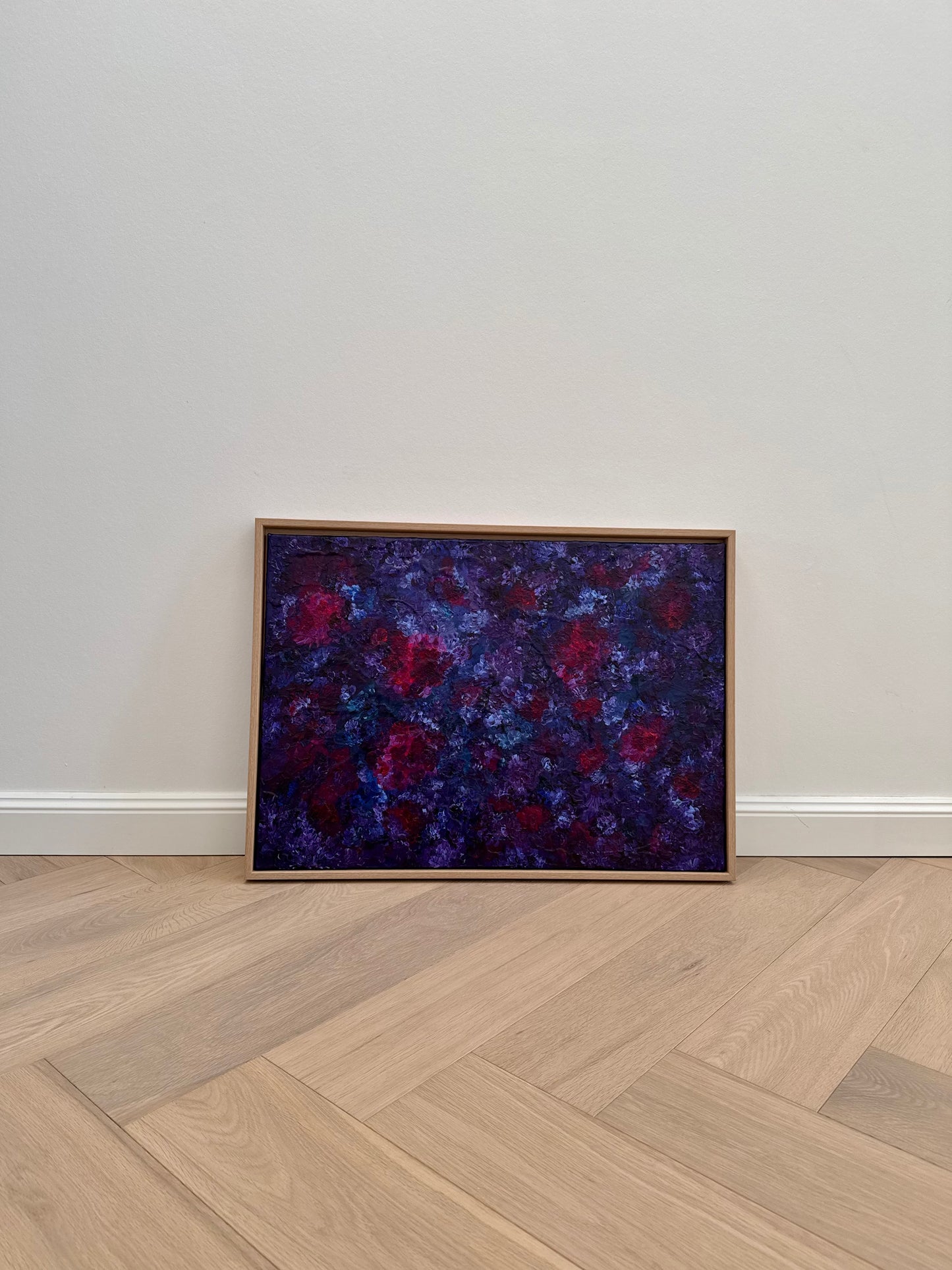 Handgemaltes abstraktes Acrylkunstwerk auf Leinwand mit floraler Struktur, dunkle Blau- und Violetttöne mit pinken Akzenten