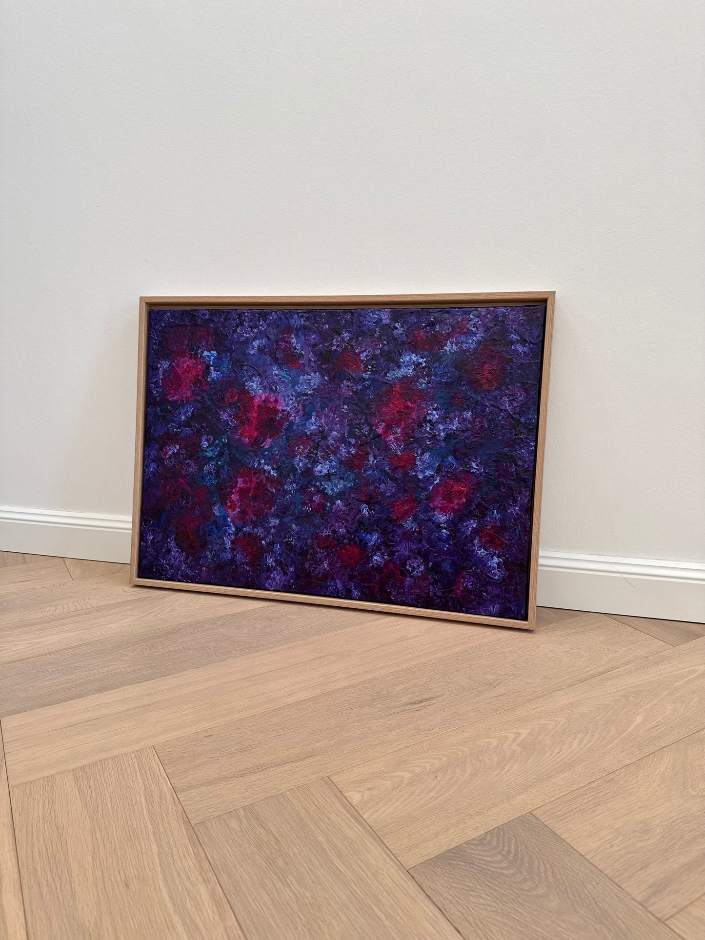 Abstraktes florales Acrylkunstwerk in Violett, Blau und Magenta mit strukturierter Oberfläche
