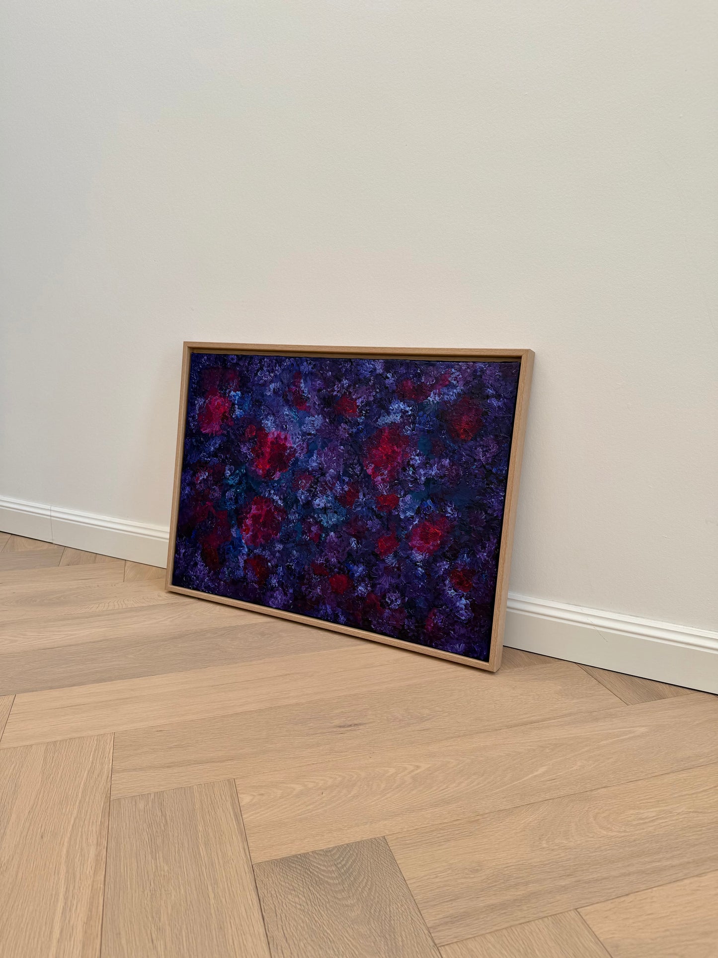 Abstraktes florales Wandbild mit Tiefe und Textur in Violett und Magenta, gerahmt und an moderner Wand im Wohnraum inszeniert