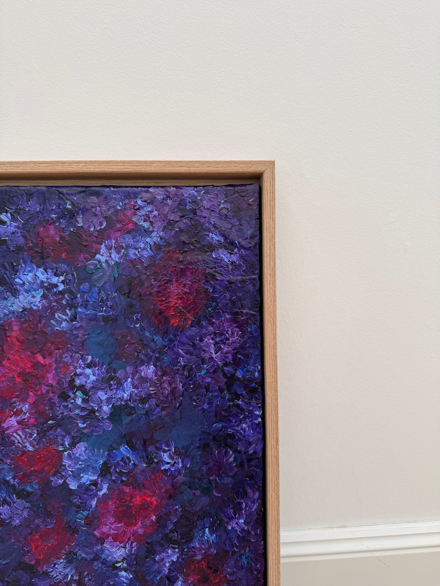 Detailansicht von FLORALS #8 mit strukturierter Acryloberfläche in Violett, Blau und Magenta, florale Textur und sichtbare Farbschichten