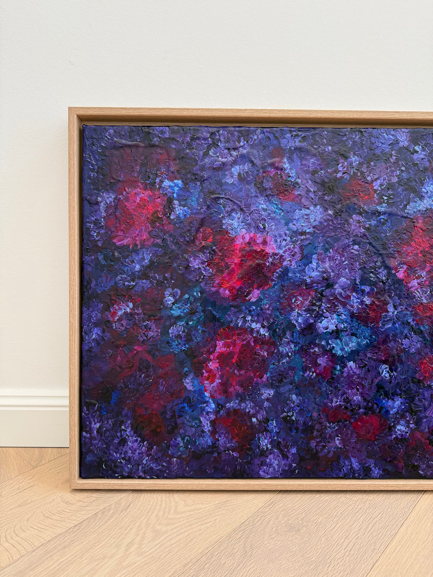 Strukturiertes abstraktes Acrylkunstwerk auf Leinwand mit floraler Textur, dunkle Violett- und Blautöne mit pinken Akzenten