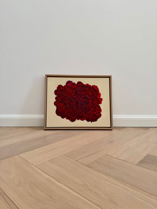 Abstraktes Acrylkunstwerk FLORALS #9 in Tiefrot und Burgunder auf beigem Grund, gerahmt, an heller Wand auf Holzboden platziert