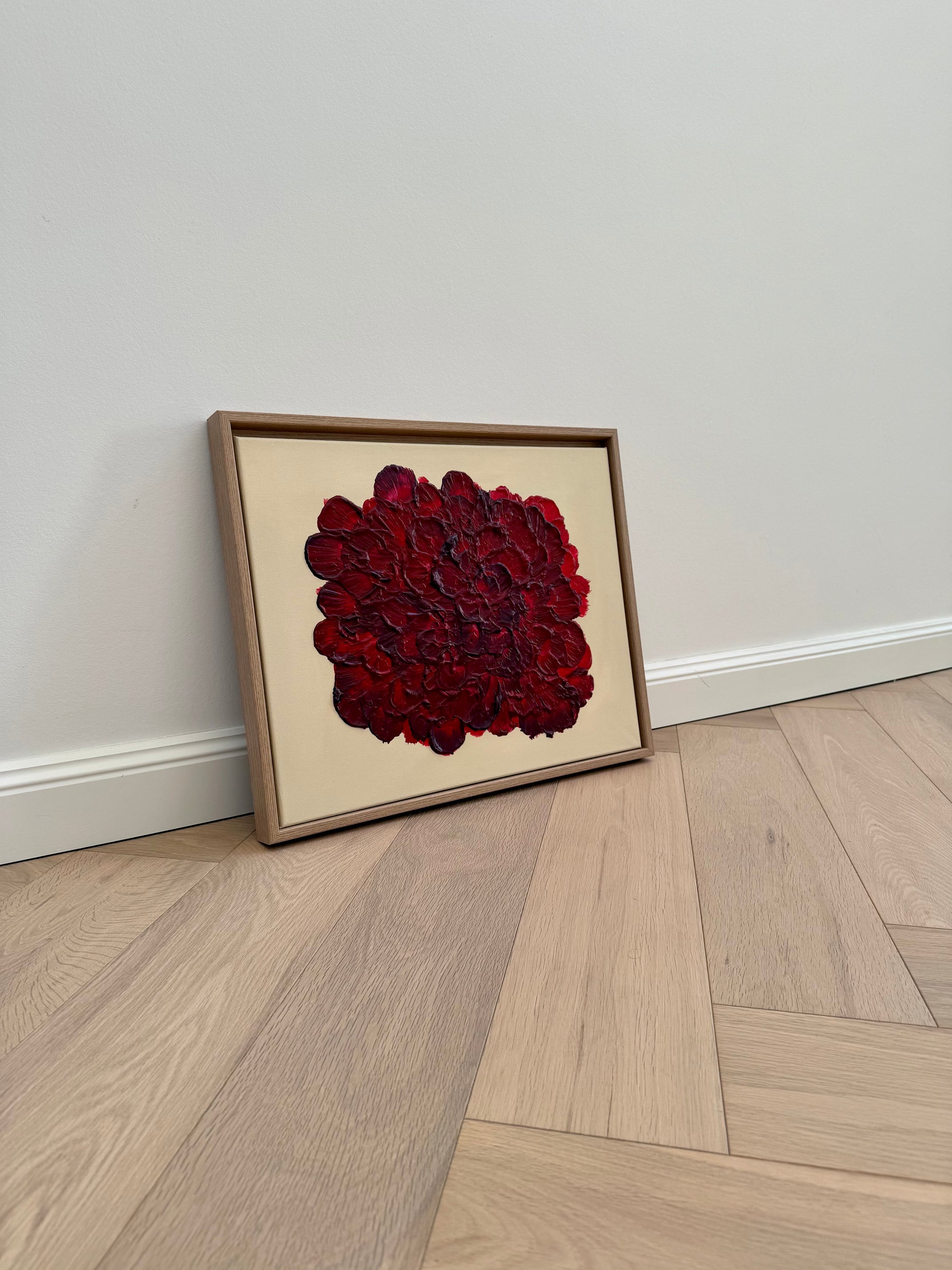 Handgemaltes abstraktes Acrylkunstwerk mit floraler Anmutung in Tiefrot und Burgunder, strukturierte Oberfläche