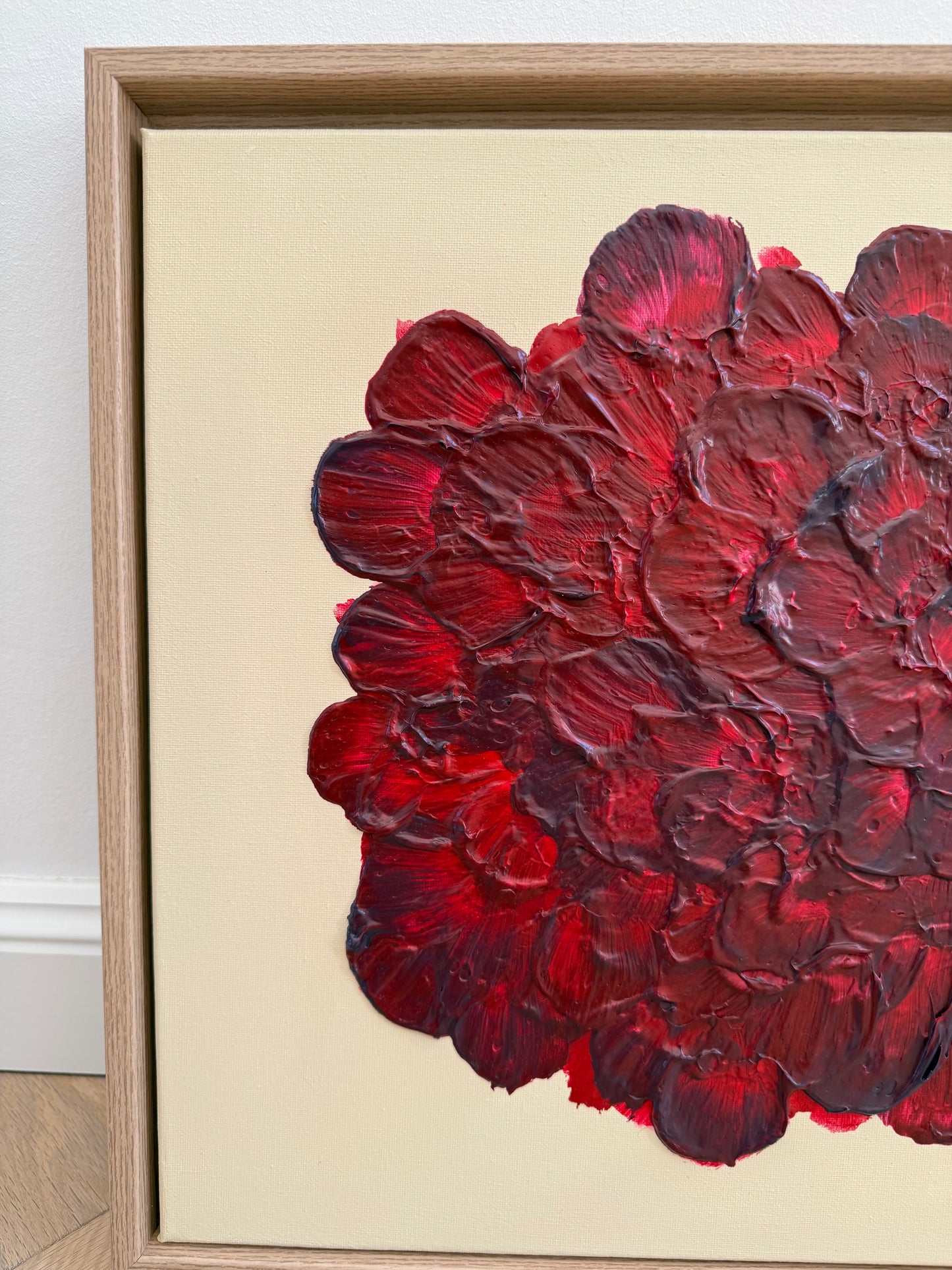 Abstraktes florales Acrylbild mit intensiver Textur in Rot- und Burgundertönen auf hellem Naturgrund