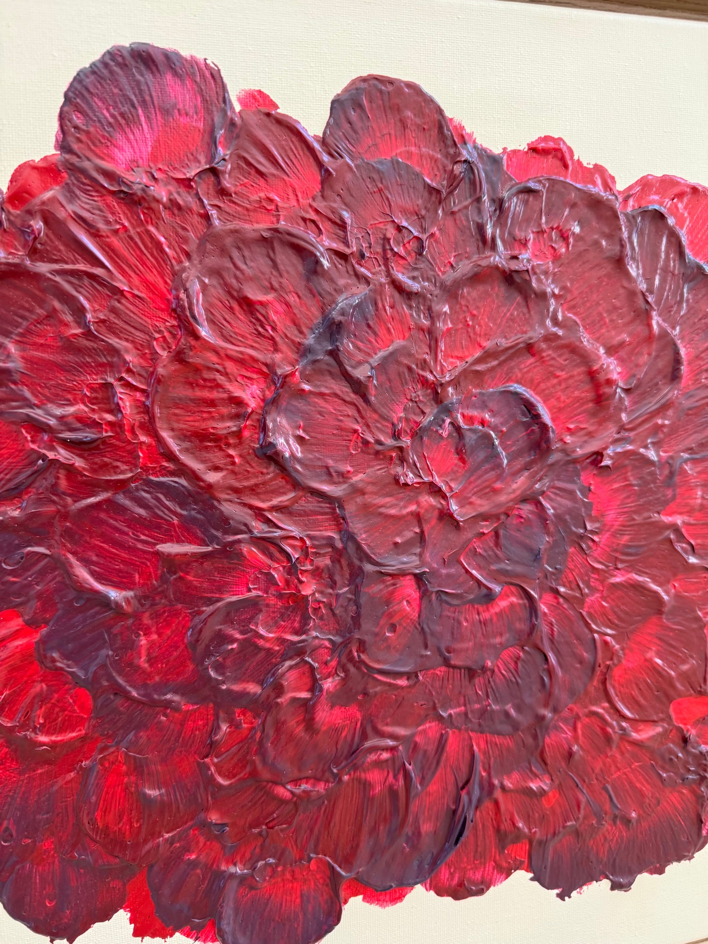 Detailansicht von FLORALS #9 mit intensiver floraler Textur in Bordeaux- und Rottönen, strukturierte Acryloberfläche auf beigem Grund