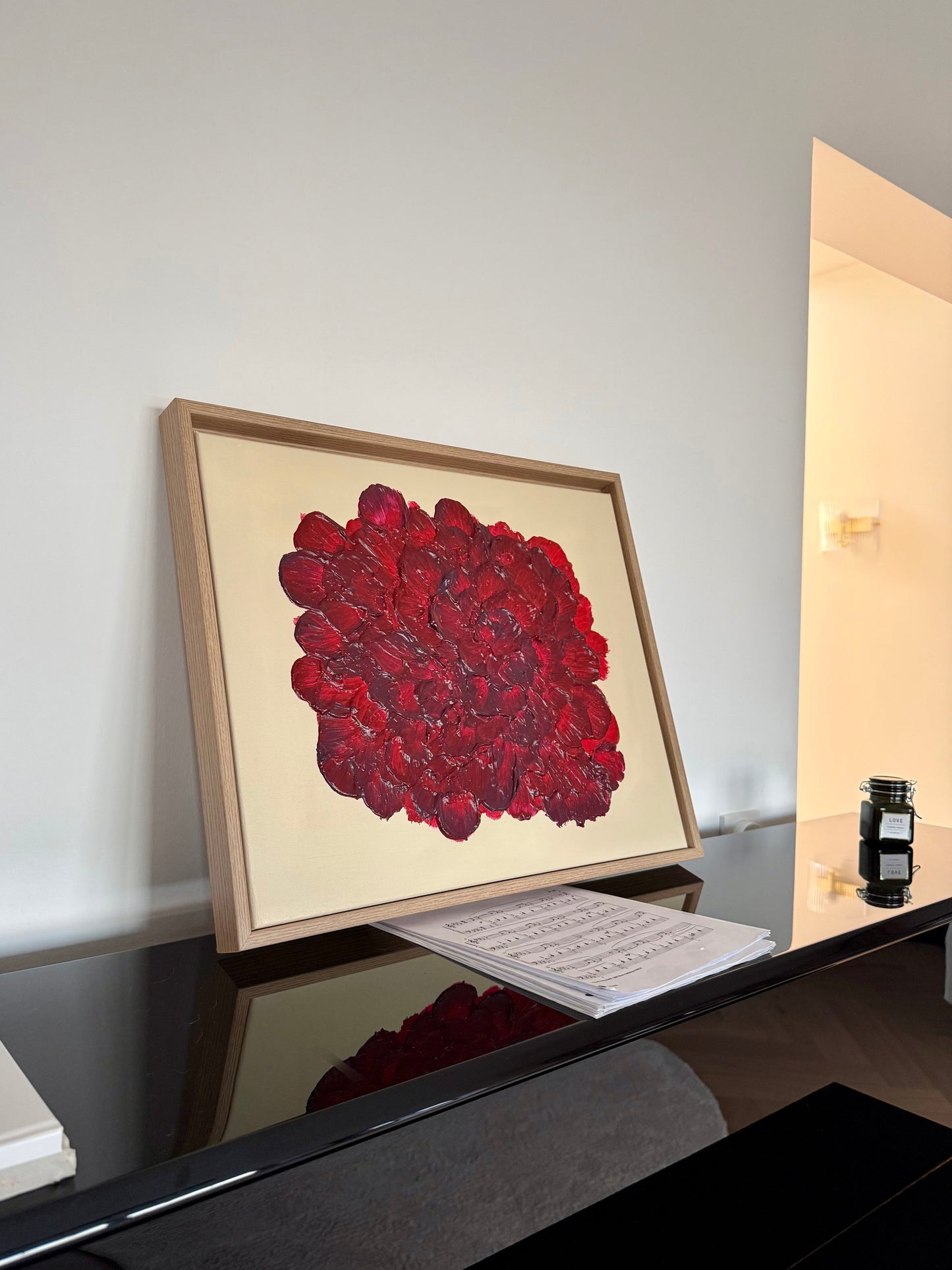 Abstraktes Acrylkunstwerk FLORALS #9 in Tiefrot und Burgunder, gerahmt auf schwarzem Klavier in modernem Wohnraum inszeniert