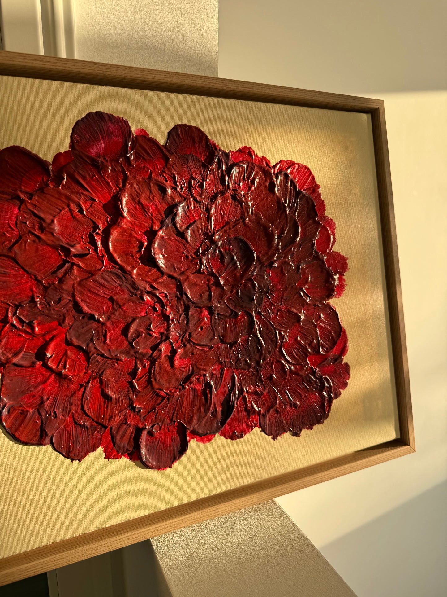 Detailansicht von FLORALS #9 mit intensiver Acryltextur in Rot- und Burgundertönen, glänzende Oberfläche im warmen Lichteinfall