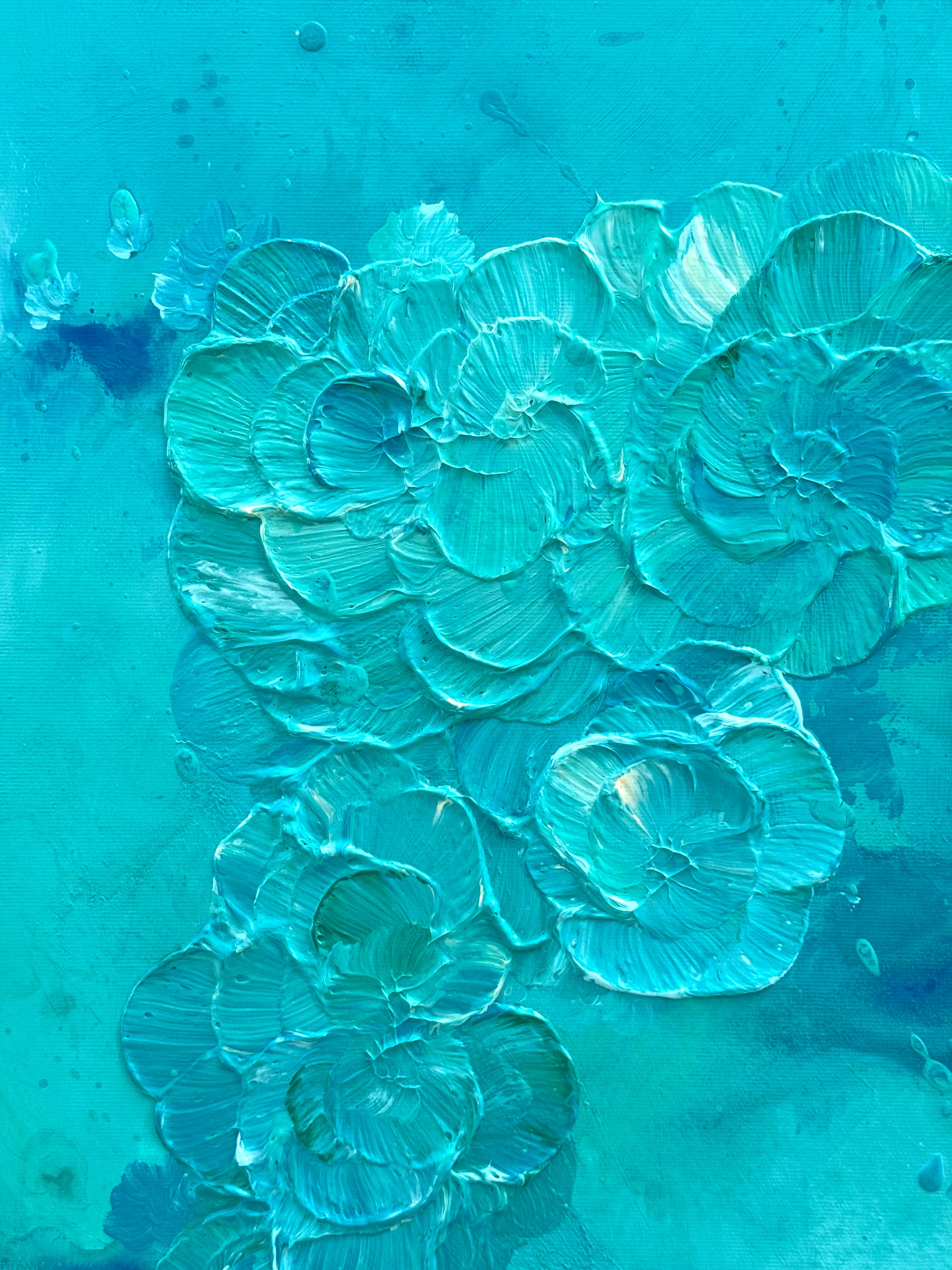 Makroaufnahme der Oberfläche von FLORALS #12, strukturreiches Acrylbild in Türkis und Blau mit plastischen Schichten, organischen Formen und haptischer Textur, die Licht und Schatten lebendig reflektiert