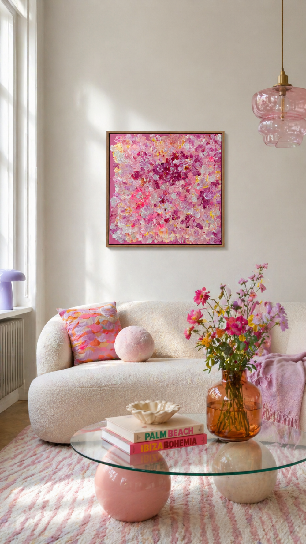 Modernes Wohnzimmer mit heller Couch, rosa Dekor und einem farbenfrohen pinken abstrakten Gemälde an der Wand im Dopamine Decor Stil