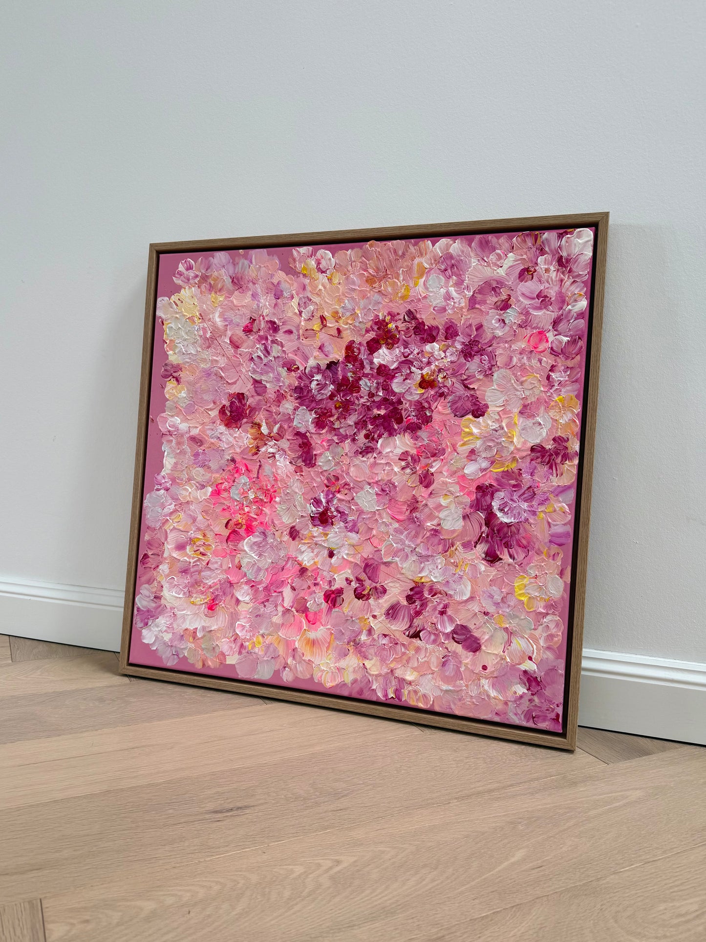 Modernes florales Kunstwerk FLORALS #13 im Eichenrahmen schräg aufgestellt, abstrakte Blütenstruktur in Rosa und Rosé