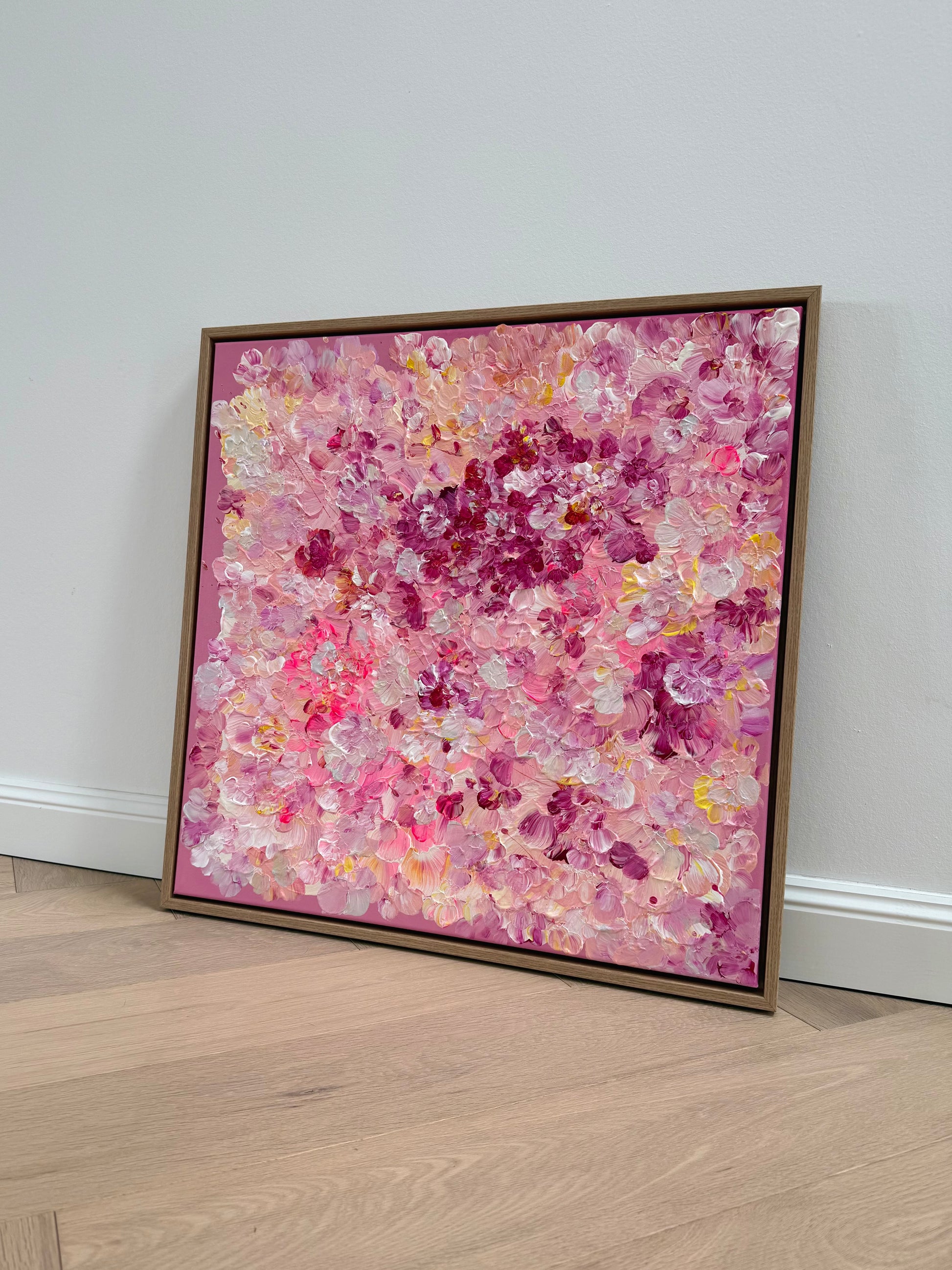 Modernes florales Kunstwerk FLORALS #13 im Eichenrahmen schräg aufgestellt, abstrakte Blütenstruktur in Rosa und Rosé
