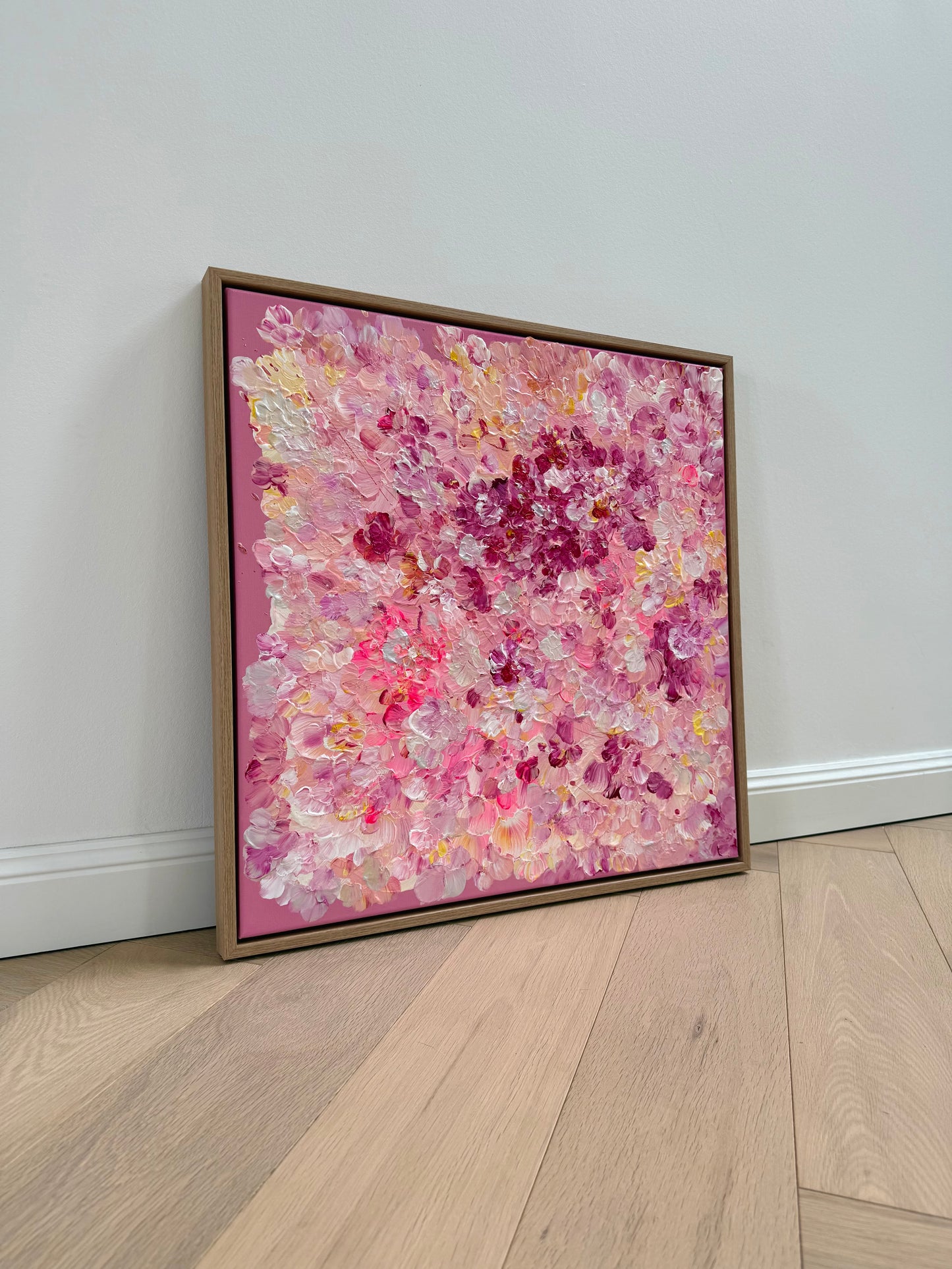 Abstraktes Blumenbild FLORALS #13 schräg aufgestellt im Raum, strukturreiche Acrylmalerei in Pink und Creme